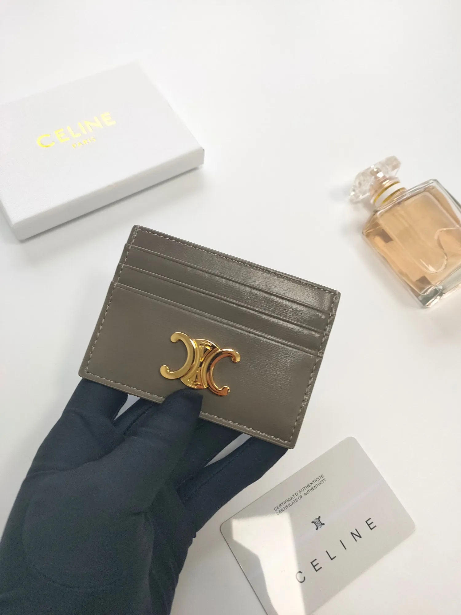 💰100💰CELINE's new embossed logo card holder, made of first-layer cowhide, two card slots + one middle pocket. Style number: 10L833 Size: 10.5×7cm