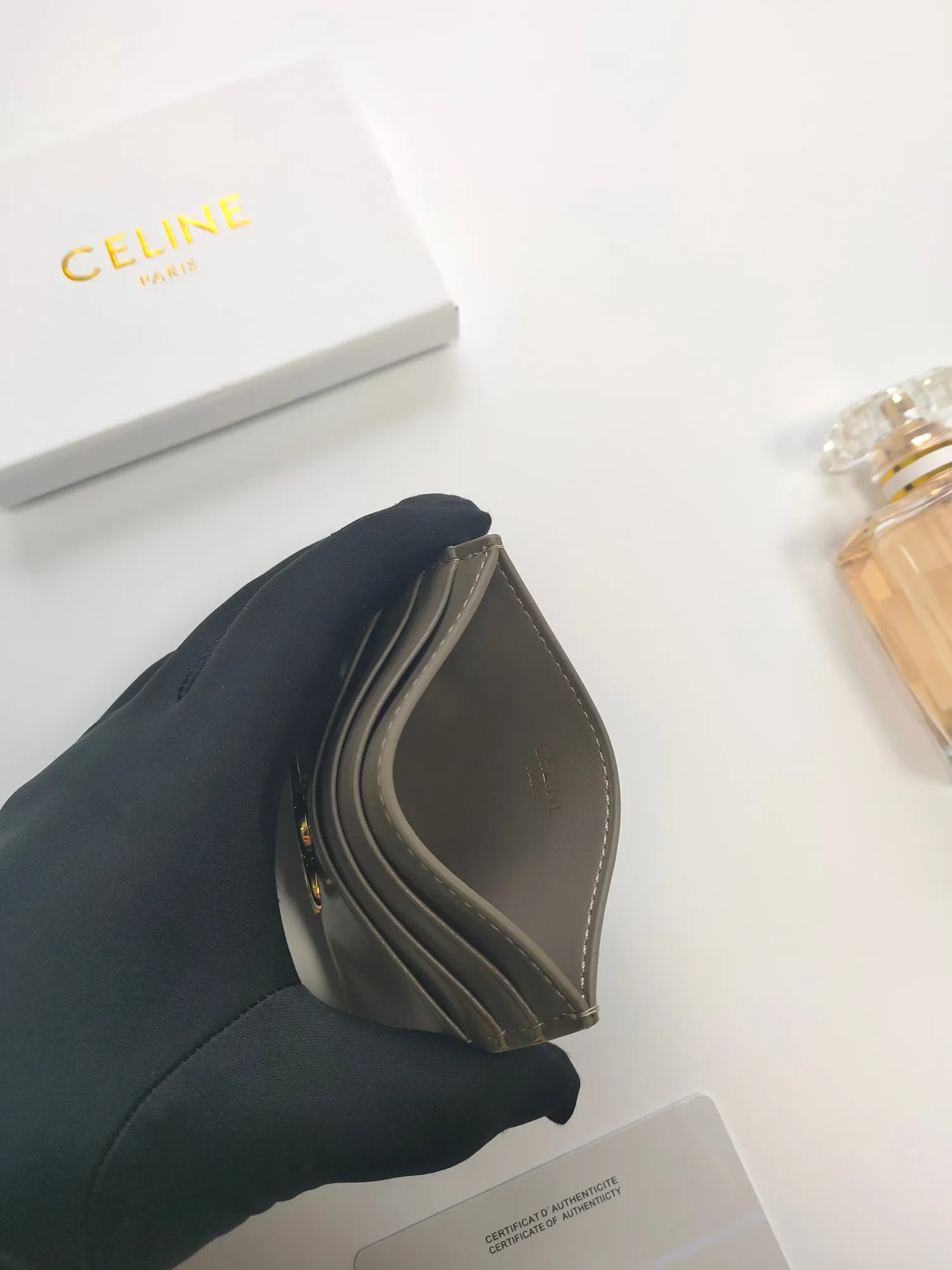 💰100💰CELINE's new embossed logo card holder, made of first-layer cowhide, two card slots + one middle pocket. Style number: 10L833 Size: 10.5×7cm