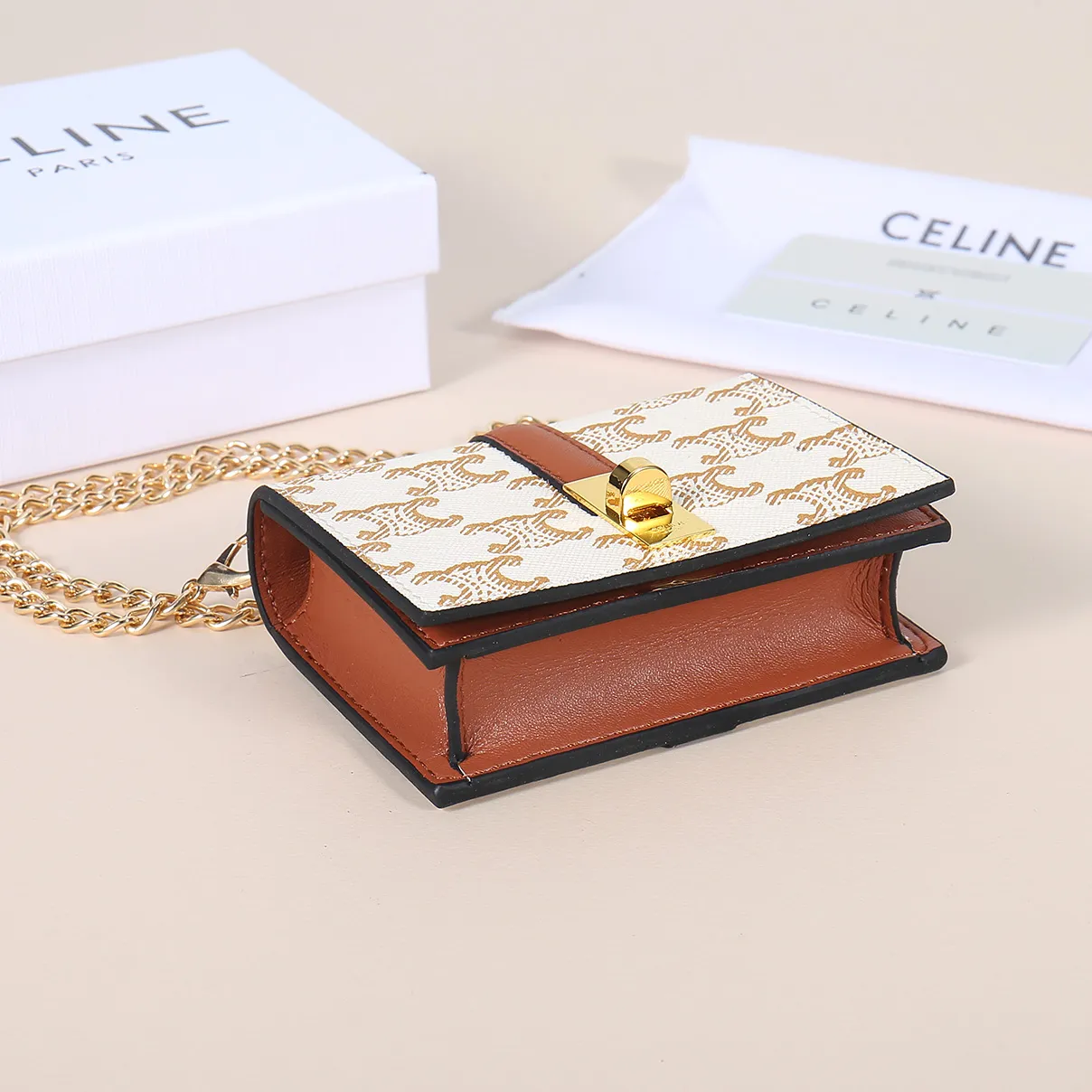 💰170, Celine's latest chain card holder, TRIOMPHE flip chain card holder, can be worn cross-body, classic pattern with plain microfiber interior, rotating lock closure, 1 thickened main compartment, 2 inner card slots. No.: 10M472 Size: 10.5x8.5x3 cm