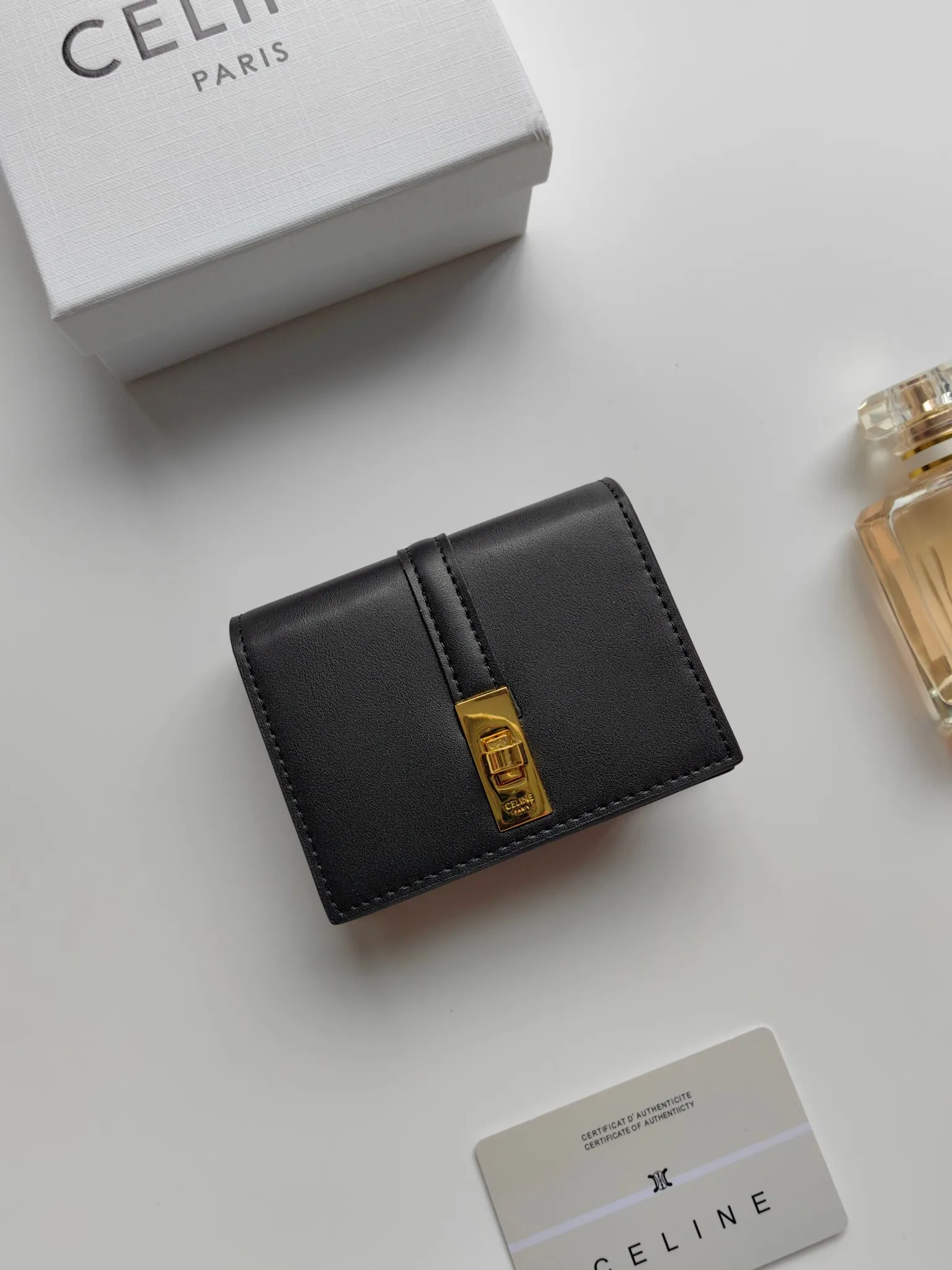 💰130, Celine's new card holder, TRIOMPHE flip card holder, classic pattern with plain microfiber inside, rotating lock closure, 1 thickened main compartment, 2 inner card slots. No.: 10M473 Size: 10.5x8.5x3 cm