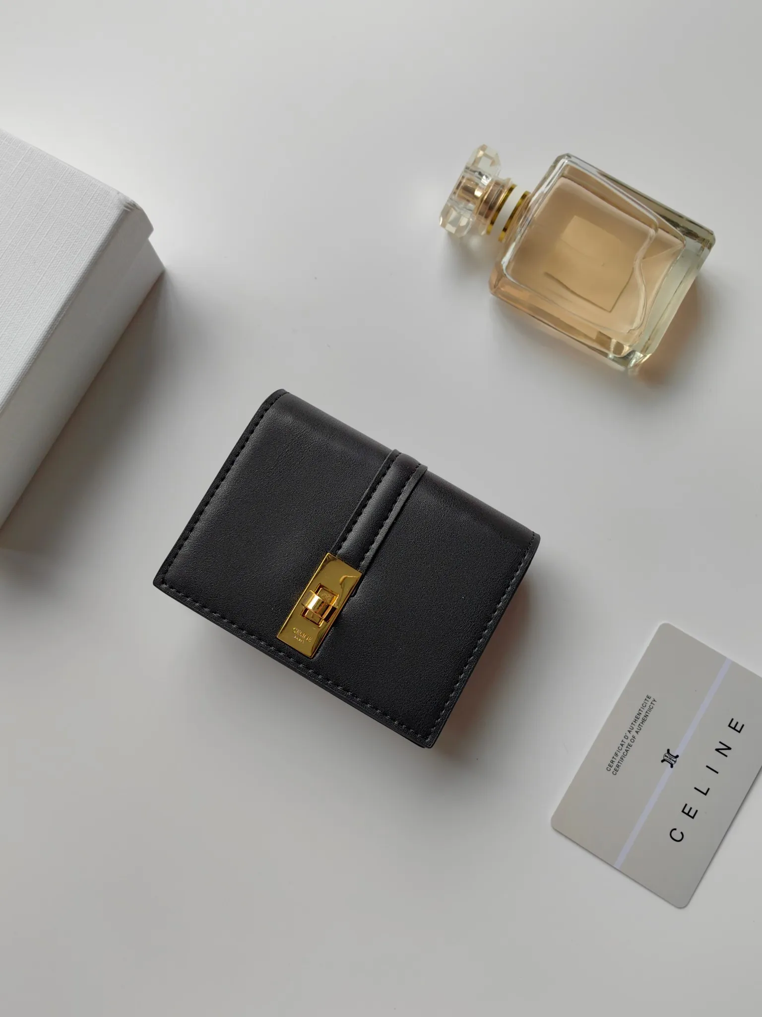 💰130, Celine's new card holder, TRIOMPHE flip card holder, classic pattern with plain microfiber inside, rotating lock closure, 1 thickened main compartment, 2 inner card slots. No.: 10M473 Size: 10.5x8.5x3 cm