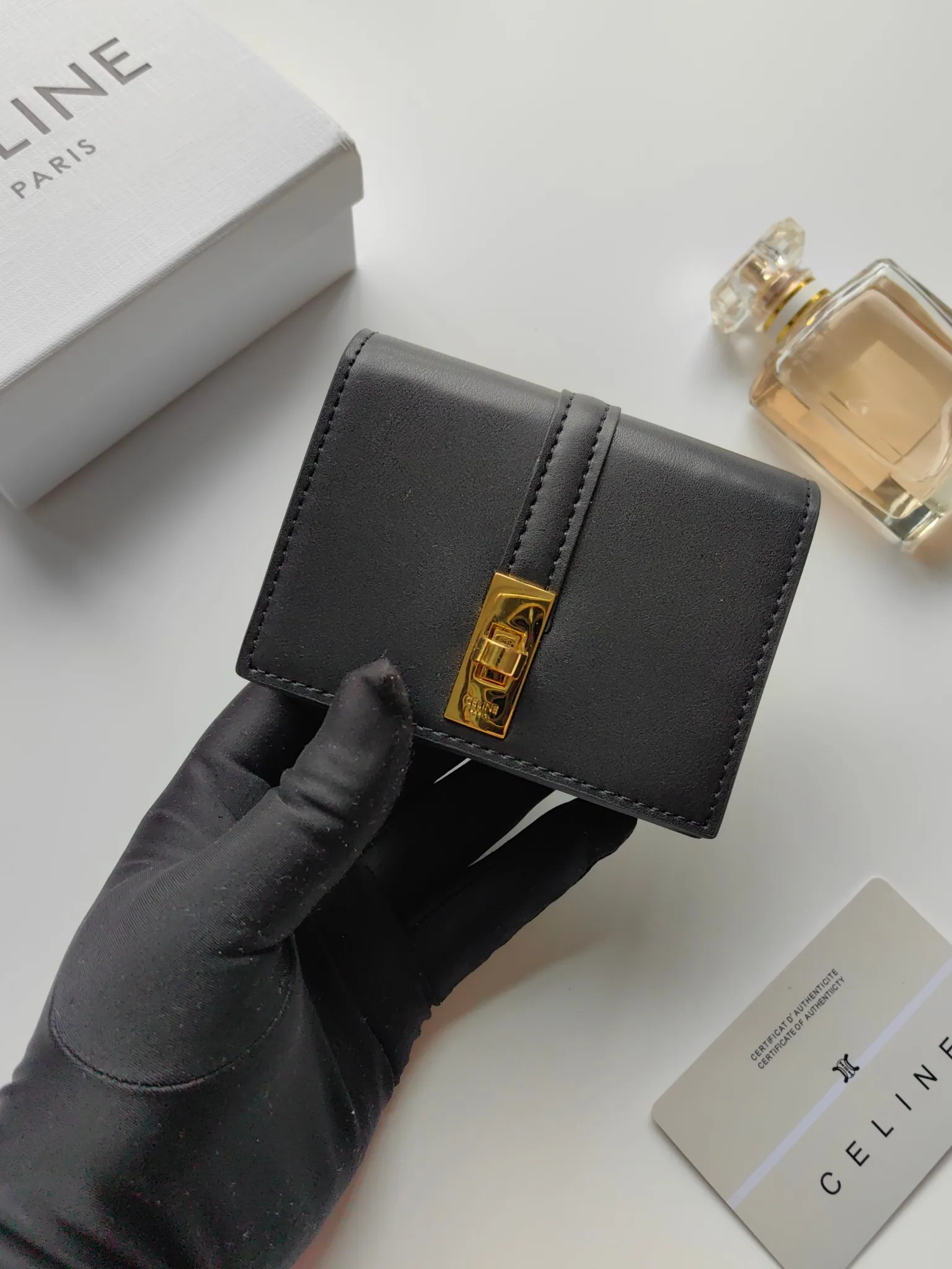 💰130, Celine's new card holder, TRIOMPHE flip card holder, classic pattern with plain microfiber inside, rotating lock closure, 1 thickened main compartment, 2 inner card slots. No.: 10M473 Size: 10.5x8.5x3 cm