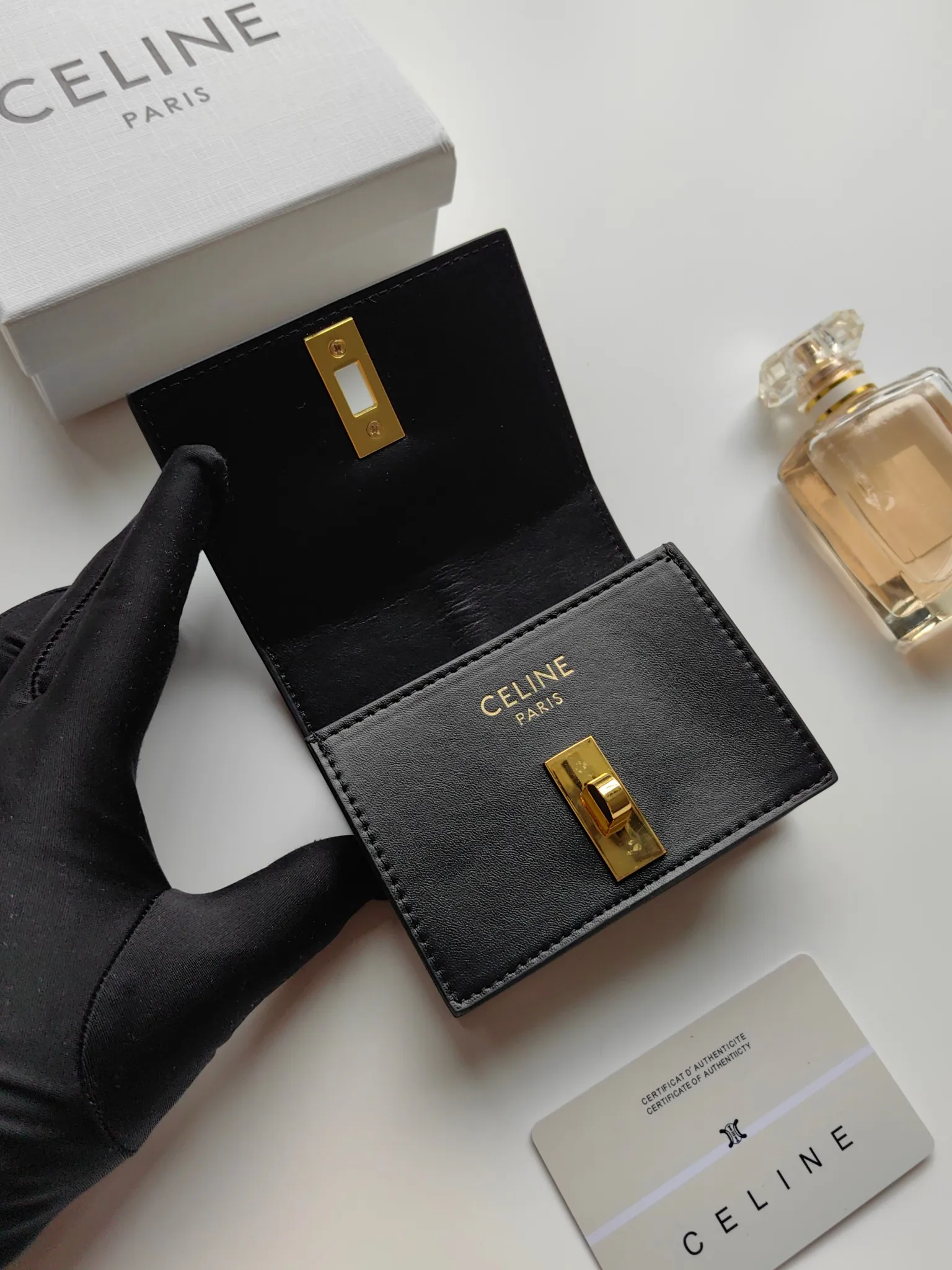 💰130, Celine's new card holder, TRIOMPHE flip card holder, classic pattern with plain microfiber inside, rotating lock closure, 1 thickened main compartment, 2 inner card slots. No.: 10M473 Size: 10.5x8.5x3 cm