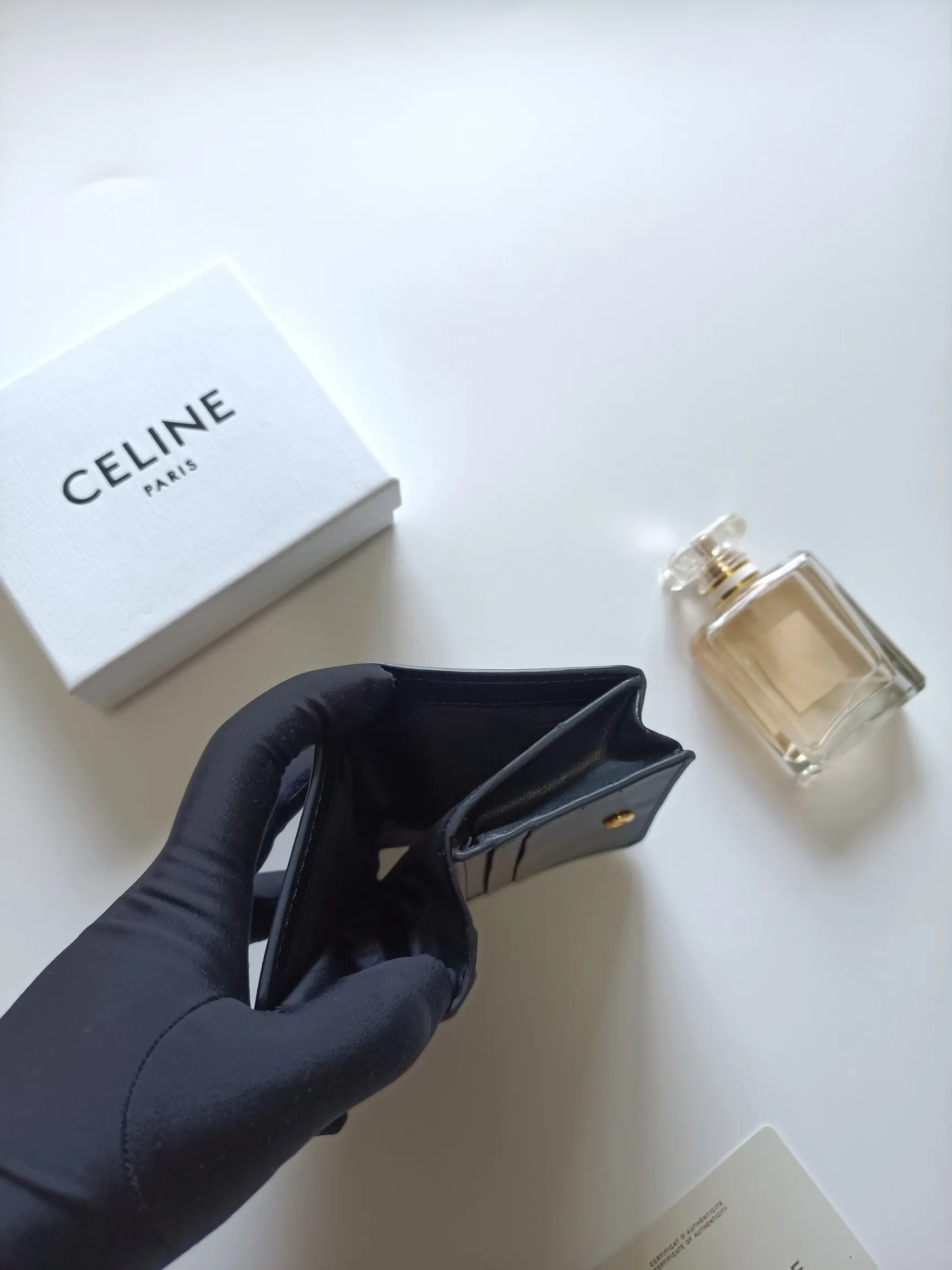 ￥140 Celine classic card holder, TRIOMPHE business card holder, large cowhide interior with plain microfiber TRIOMPHE CANVAS logo print, gold finish TRIOMPHE metal snap closure, 1 zipper coin pocket, 5 card slots, 1 banknote pocket, 1 flat pocket No.: 10K623 Size: 11 X 9 X 3cm