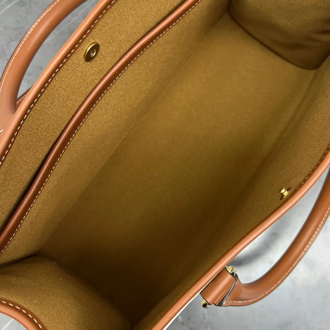 New products online 🅰️🅰️ CE has a new small tote, and the presbyopia tote is a practical large bag ~ The style is generous and practical and fashionable. The overall color of the presbyopia large bag of this size is darker and low-key, and the various combinations make commuting with details. Wear-resistant presbyopic material, not delicate and not easy to get dirty, and the handle has a good grip‼ ️ It is very light in weight and very convenient. This large-capacity bag is really suitable for office workers!  Capacity: It has a large capacity, so it is stress-free for daily commuting and going to work. It is also very suitable to be used as a luggage bag even for short-distance business trips‼ ️ Matching: versatile style, easy to hold in various styles, perfect for commuting‼ ️ Style number: 199742 Beige white brown Size: 34×12.5×23