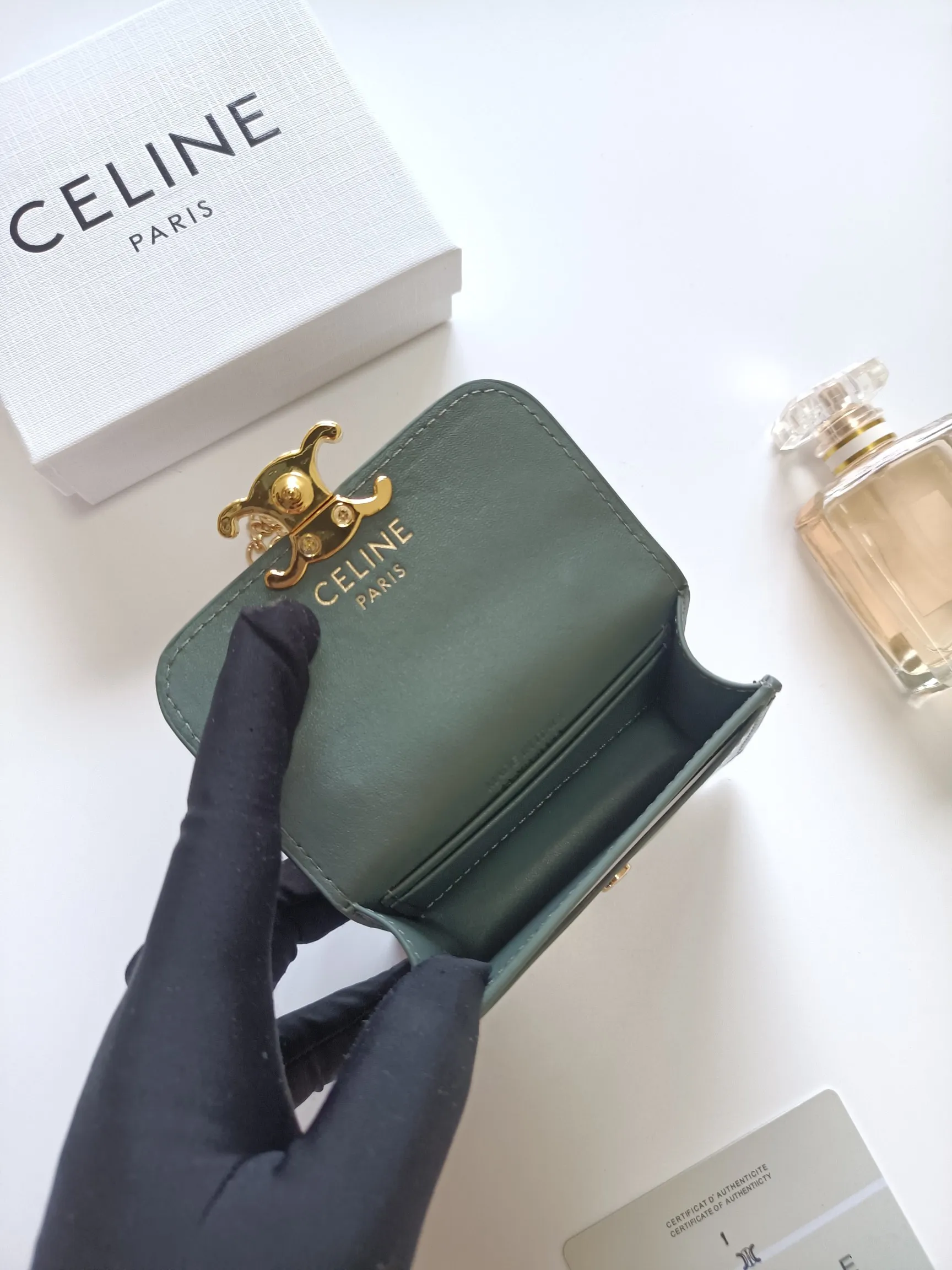💰160 Celine's new chain TRIOMPHE business card bag, which can be worn cross-body, has a classic pattern with plain microfiber on the inside, gold-finished TRIOMPHE metal snap closure, 1 thickened main compartment, and 3 inner card slots. No.: 10N062 Size: 10.5x8.5x3 cm