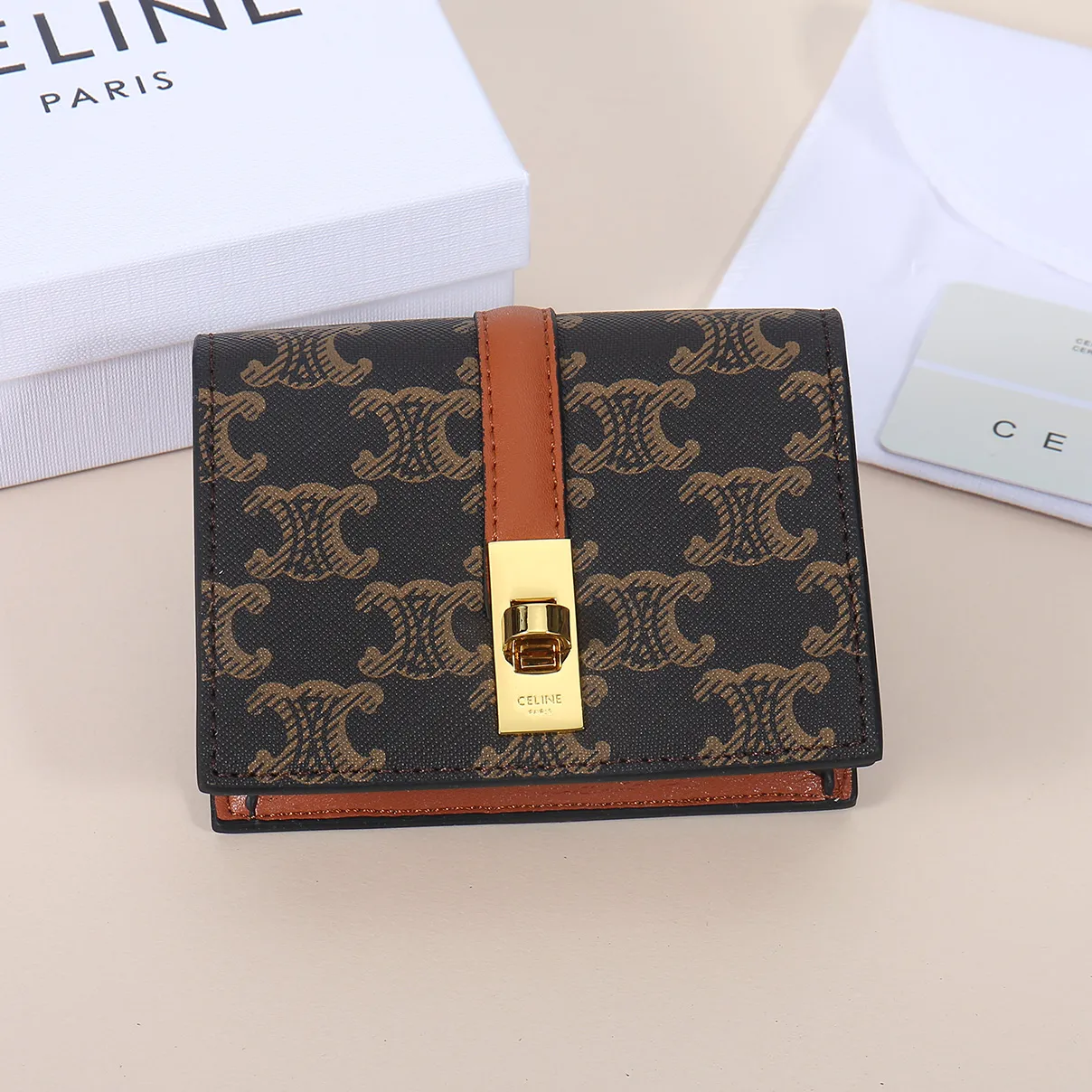 💰130, Celine's new card holder, TRIOMPHE flip card holder, classic pattern with plain microfiber inside, rotating lock closure, 1 thickened main compartment, 2 inner card slots. No.: 10M473 Size: 10.5x8.5x3 cm
