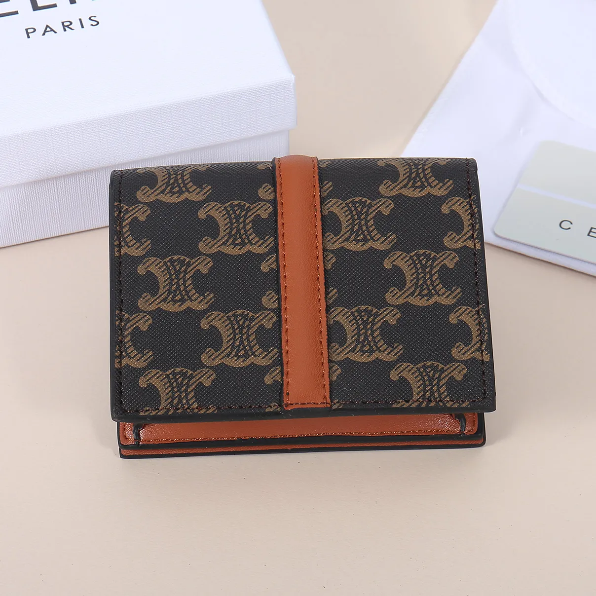 💰130, Celine's new card holder, TRIOMPHE flip card holder, classic pattern with plain microfiber inside, rotating lock closure, 1 thickened main compartment, 2 inner card slots. No.: 10M473 Size: 10.5x8.5x3 cm