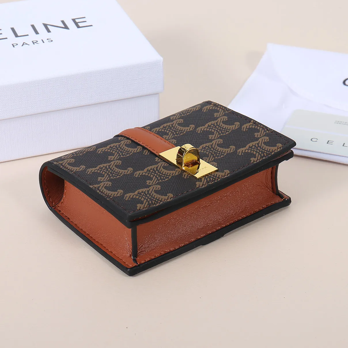💰130, Celine's new card holder, TRIOMPHE flip card holder, classic pattern with plain microfiber inside, rotating lock closure, 1 thickened main compartment, 2 inner card slots. No.: 10M473 Size: 10.5x8.5x3 cm