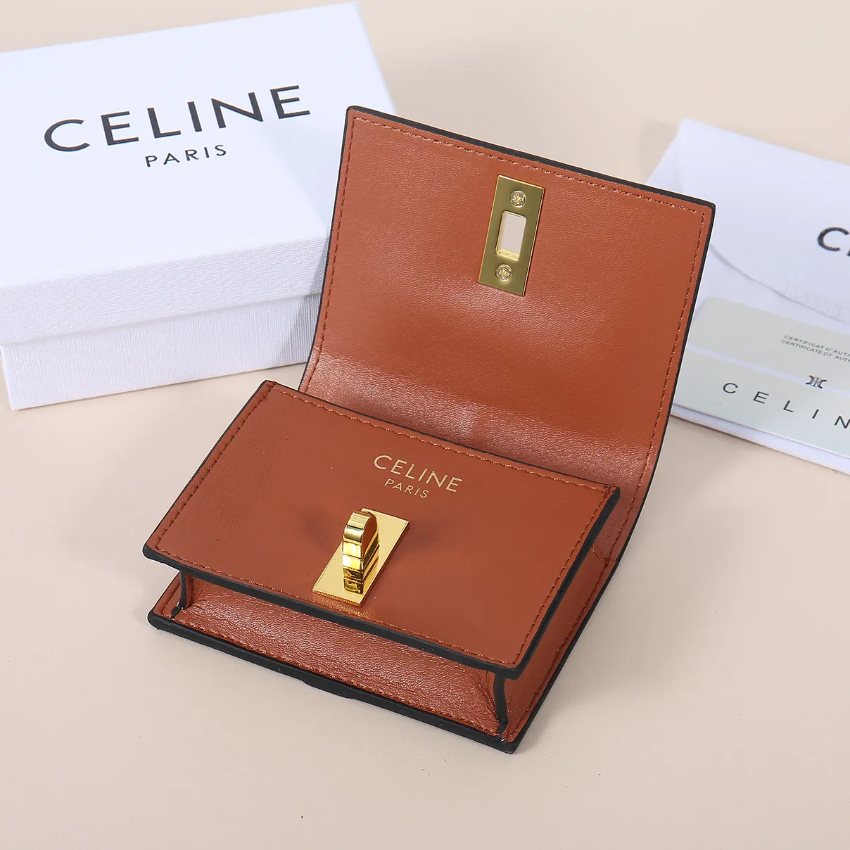 💰130, Celine's new card holder, TRIOMPHE flip card holder, classic pattern with plain microfiber inside, rotating lock closure, 1 thickened main compartment, 2 inner card slots. No.: 10M473 Size: 10.5x8.5x3 cm