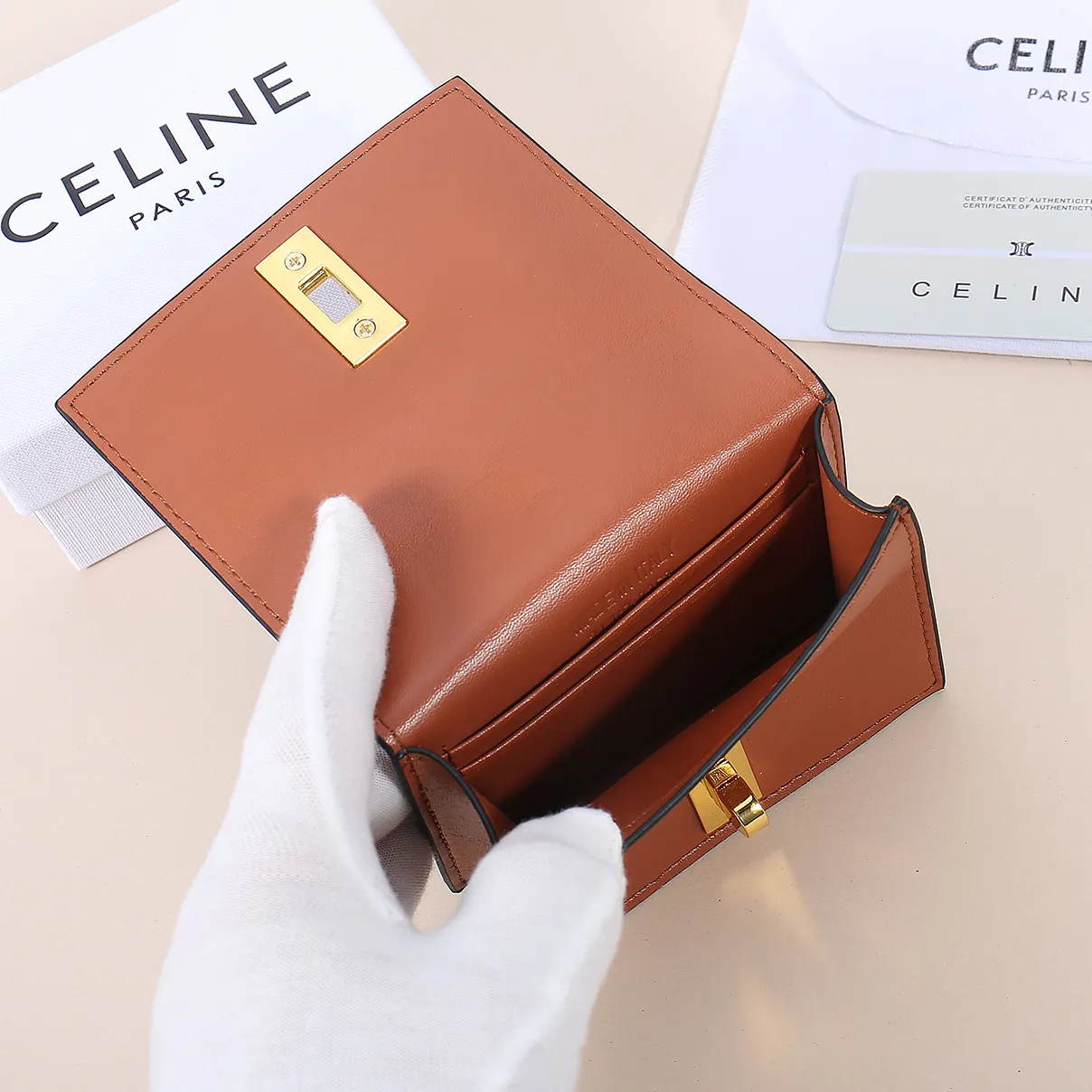 💰130, Celine's new card holder, TRIOMPHE flip card holder, classic pattern with plain microfiber inside, rotating lock closure, 1 thickened main compartment, 2 inner card slots. No.: 10M473 Size: 10.5x8.5x3 cm