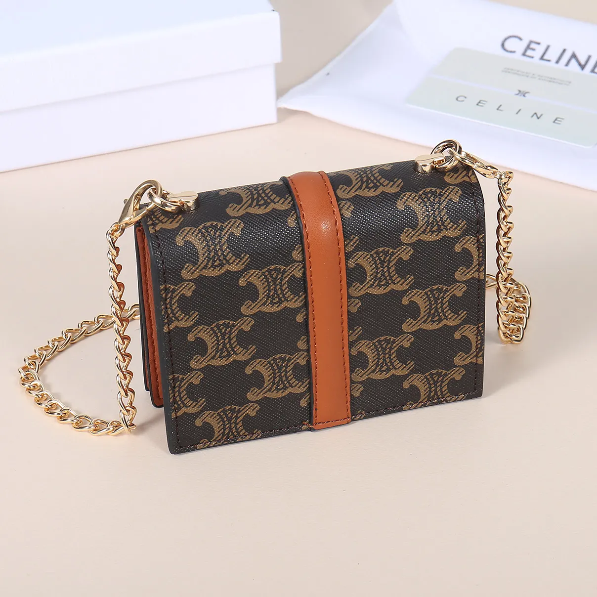 💰140, Celine's latest chain card holder, TRIOMPHE flip chain card holder, can be worn cross-body, classic pattern with plain microfiber interior, rotating lock closure, 1 thickened main compartment, 2 inner card slots. No.: 10M472 Size: 10.5x8.5x3 cm