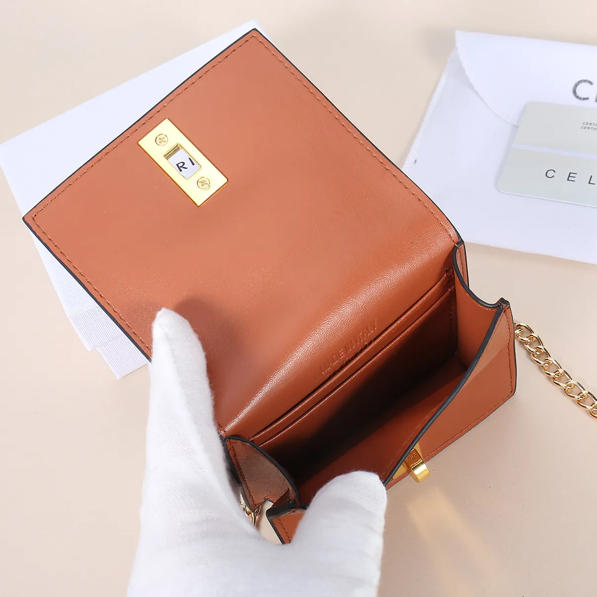 💰140, Celine's latest chain card holder, TRIOMPHE flip chain card holder, can be worn cross-body, classic pattern with plain microfiber interior, rotating lock closure, 1 thickened main compartment, 2 inner card slots. No.: 10M472 Size: 10.5x8.5x3 cm
