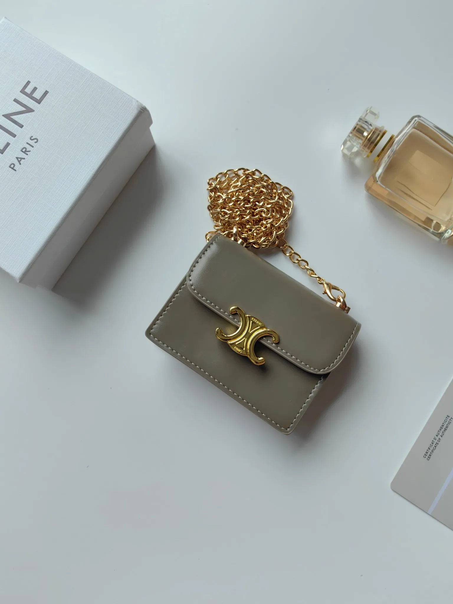 💰140 Celine's new chain TRIOMPHE business card bag, which can be worn cross-body, has a classic pattern with plain microfiber on the inside, gold-finished TRIOMPHE metal snap closure, 1 thickened main compartment, and 3 inner card slots. No.: 10N062 Size: 10.5x8.5x3 cm
