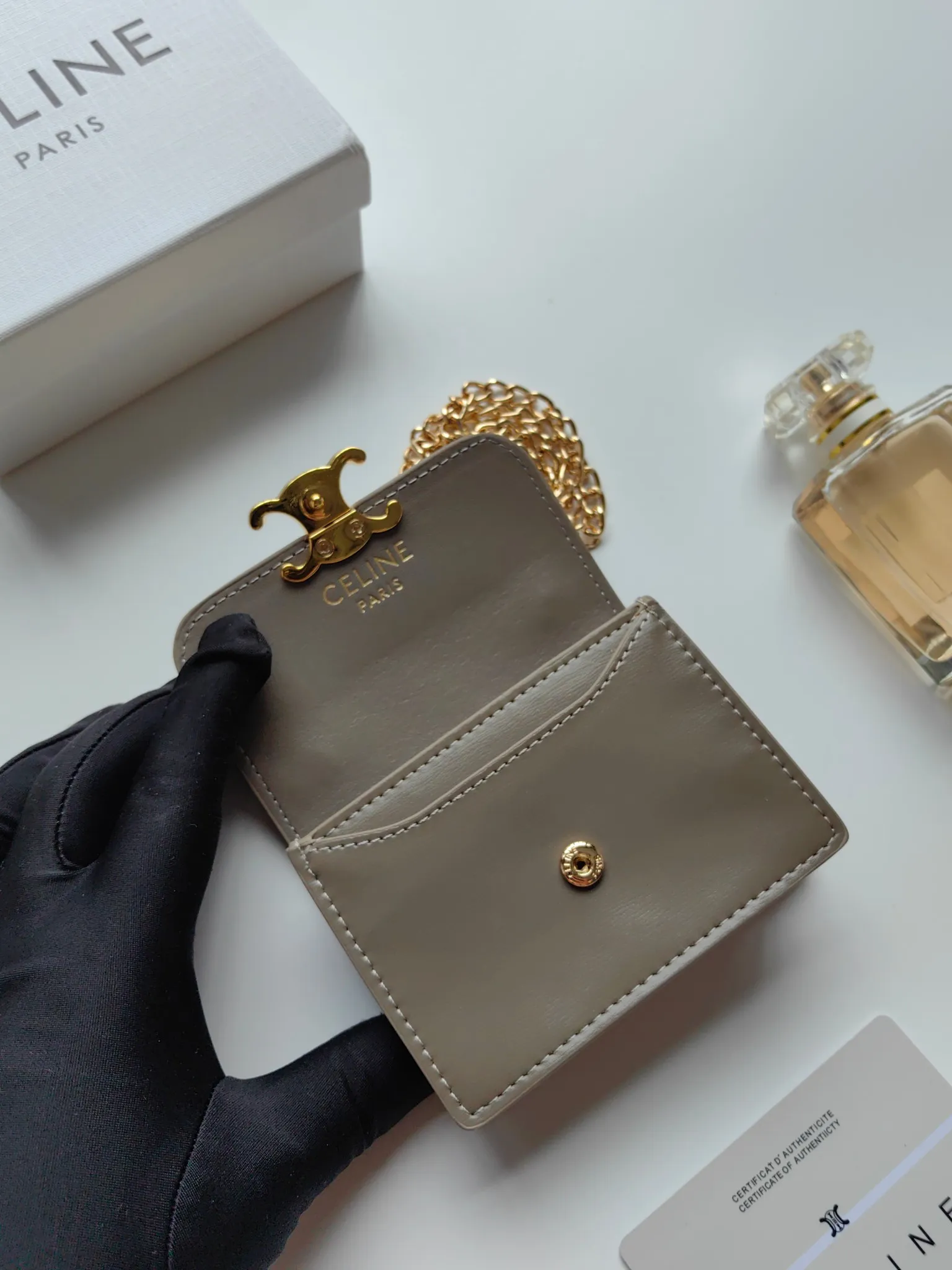 💰140 Celine's new chain TRIOMPHE business card bag, which can be worn cross-body, has a classic pattern with plain microfiber on the inside, gold-finished TRIOMPHE metal snap closure, 1 thickened main compartment, and 3 inner card slots. No.: 10N062 Size: 10.5x8.5x3 cm