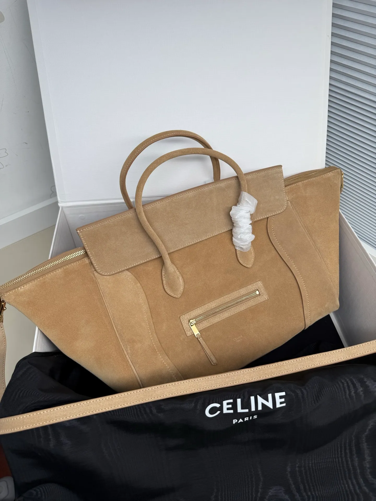 1050 new products are online 🅰️🅰️ 26 spring series new smiley bag 👛 😐change🙂, CE smiley bag is back with a new look! CE PRINTEMPS 2026 Spring Series! NEW LUGGAGE The new version of the smiley bag, the classic in memory, is now available again! 👜Lightweight material and modern lines are still the most recognizable It Bag! Showing a simple and neat modern temperament. The new creative director Michael Rider made a surprise return of the "Smiley Face Bag" at his 2026 spring debut. The smooth, delicate and lustrous leather, backstitching technology and piping design create a soft and round horizontal outline. The side zipper design presents a unique smile arc, cleverly echoing the name of the "Smiley Face Bag". The classic design is reinterpreted through modern silhouettes, making the overall design more lightweight and versatile, presenting an elegant yet casual style! Style number: 123693 Color: Frosted Size: Bottom 36x22x16cm Bag opening 56cm