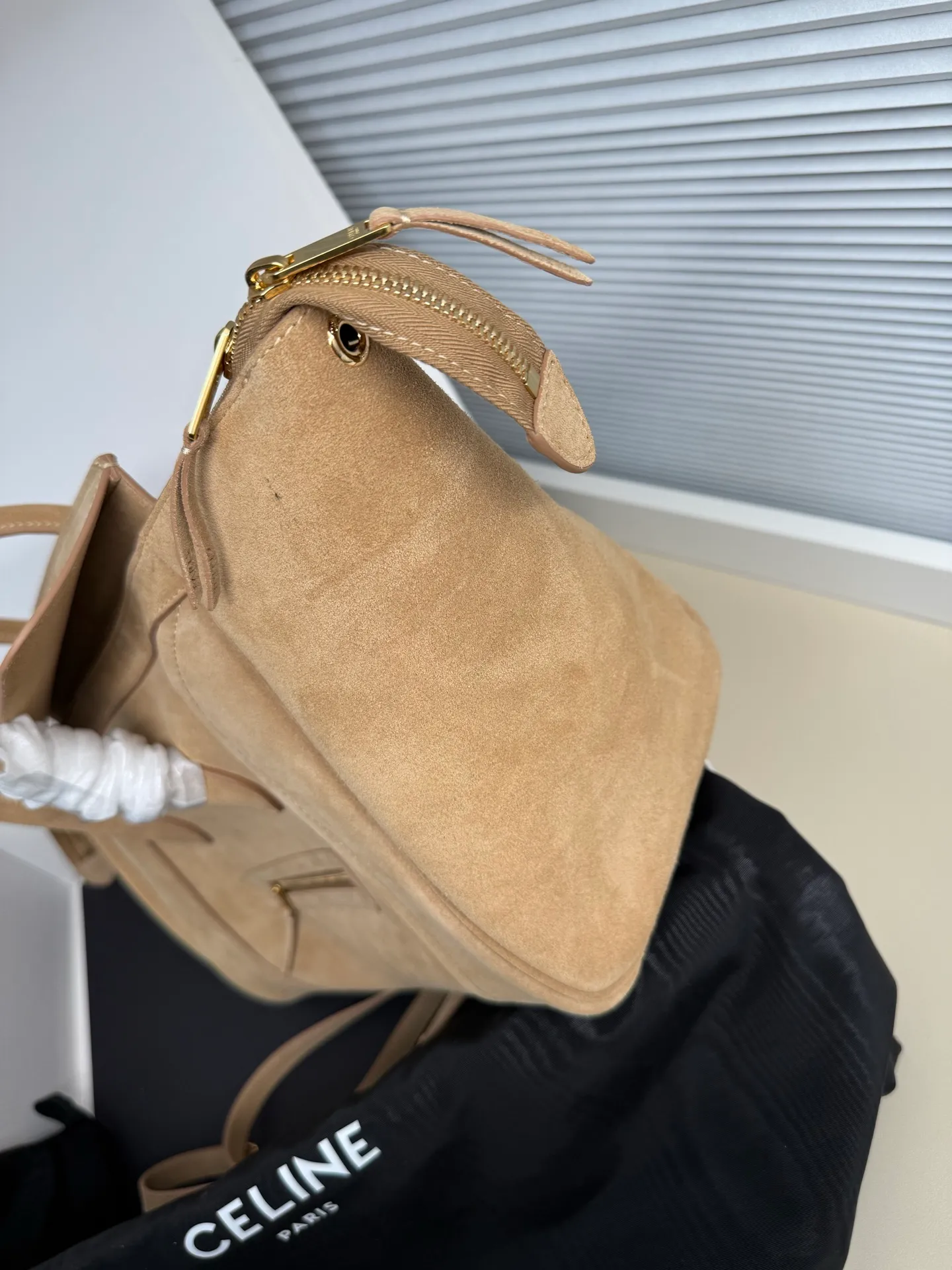 1050 new products are online 🅰️🅰️ 26 spring series new smiley bag 👛 😐change🙂, CE smiley bag is back with a new look! CE PRINTEMPS 2026 Spring Series! NEW LUGGAGE The new version of the smiley bag, the classic in memory, is now available again! 👜Lightweight material and modern lines are still the most recognizable It Bag! Showing a simple and neat modern temperament. The new creative director Michael Rider made a surprise return of the "Smiley Face Bag" at his 2026 spring debut. The smooth, delicate and lustrous leather, backstitching technology and piping design create a soft and round horizontal outline. The side zipper design presents a unique smile arc, cleverly echoing the name of the "Smiley Face Bag". The classic design is reinterpreted through modern silhouettes, making the overall design more lightweight and versatile, presenting an elegant yet casual style! Style number: 123693 Color: Frosted Size: Bottom 36x22x16cm Bag opening 56cm