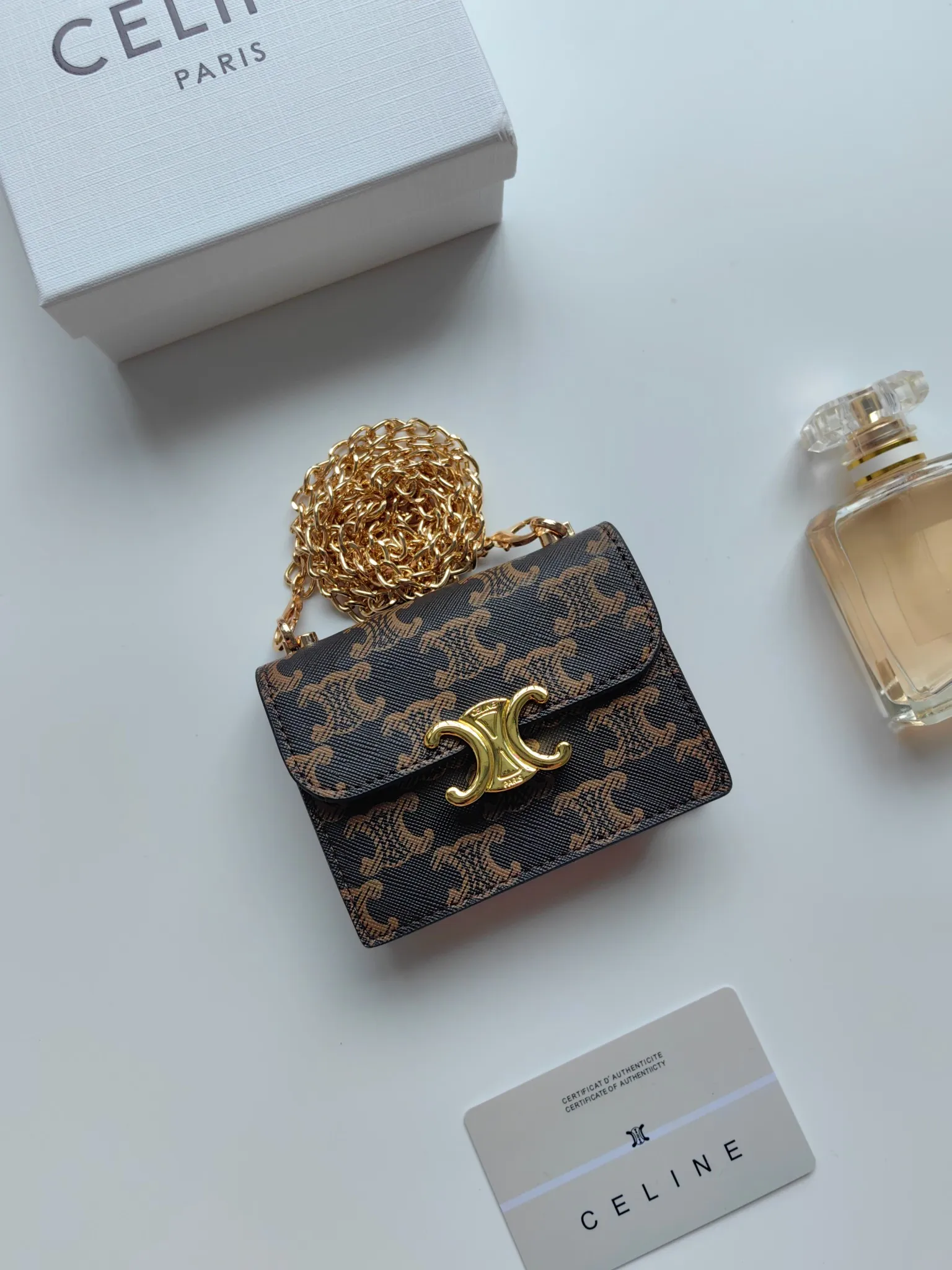 💰140 Celine's new chain TRIOMPHE business card bag, which can be worn cross-body, has a classic pattern with plain microfiber on the inside, gold-finished TRIOMPHE metal snap closure, 1 thickened main compartment, and 3 inner card slots. No.: 10N062 Size: 10.5x8.5x3 cm