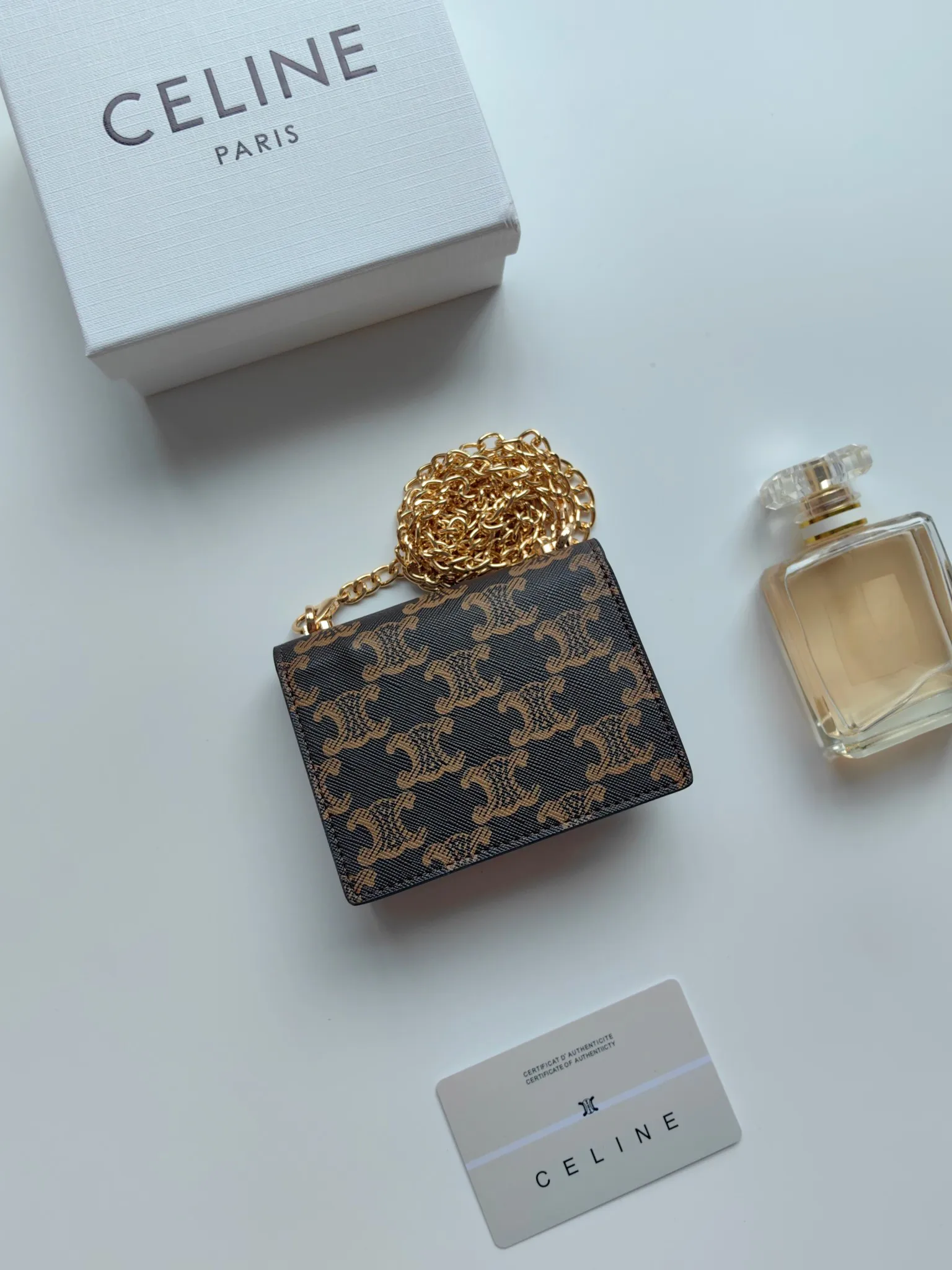 💰140 Celine's new chain TRIOMPHE business card bag, which can be worn cross-body, has a classic pattern with plain microfiber on the inside, gold-finished TRIOMPHE metal snap closure, 1 thickened main compartment, and 3 inner card slots. No.: 10N062 Size: 10.5x8.5x3 cm
