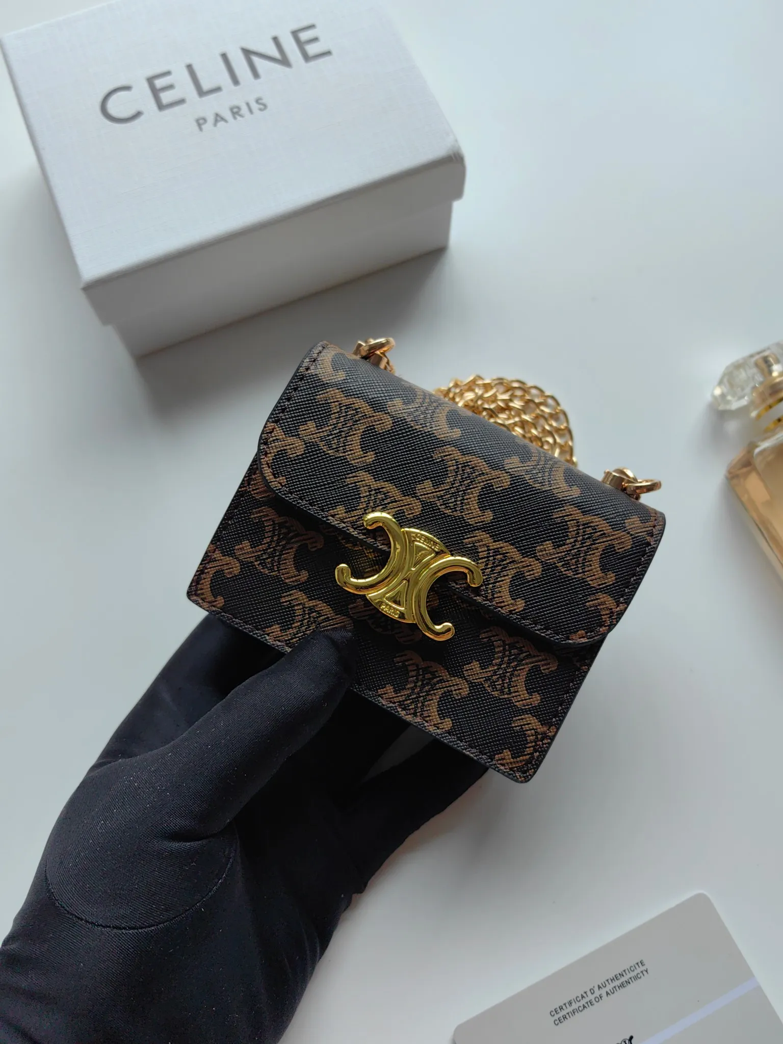 💰140 Celine's new chain TRIOMPHE business card bag, which can be worn cross-body, has a classic pattern with plain microfiber on the inside, gold-finished TRIOMPHE metal snap closure, 1 thickened main compartment, and 3 inner card slots. No.: 10N062 Size: 10.5x8.5x3 cm