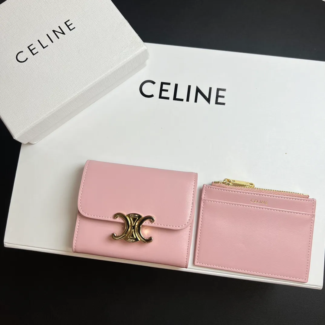 💰150 💎Top quality 🇫🇷 Pink💓 𝗖𝗘𝗟𝗜𝗡𝗘 Arc de Triomphe wallet 2-in-1, full calfskin, second-layer leather, non-transferable ‼ ️ Celine’s new glossy cow leather short coin purse ❤️ TRIOMPHE metallic snaps A small item that enhances taste, a classic and popular model. It is good-looking and easy to use. It is small and portable. All kinds of bank cards and ID documents are easy to throw around. You no longer have to worry about not being able to find it. It is a daily essential item. 5 card slots, 1 banknote slot, 1 detachable card pocket. It is really full of everything even though it is small~ The wallet can be used for a long time without losing any money. The high-end packaging also gives you face, so go ahead. Model: 10l653DS3 / 16332 /10I653 Size: 9.5×7.5×3cm