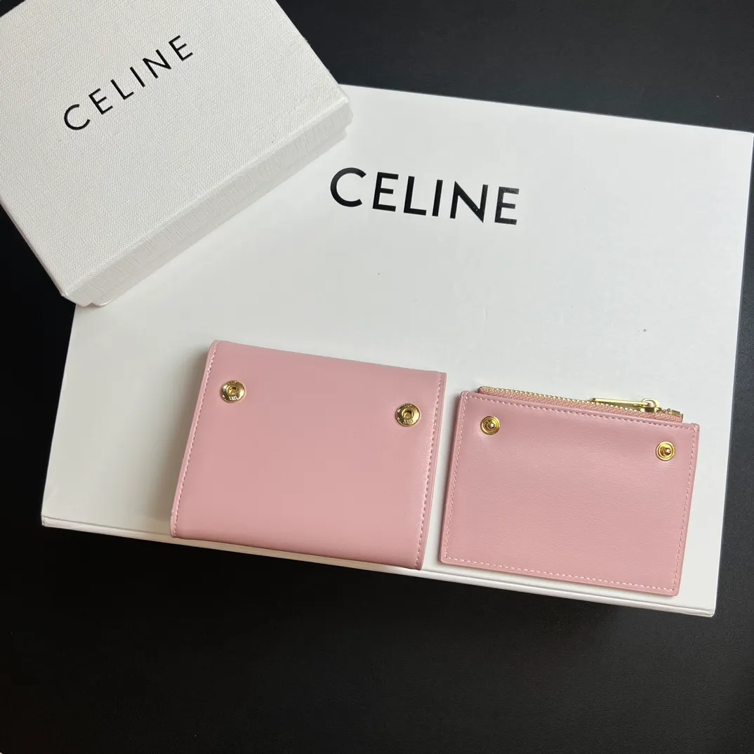 💰150 💎Top quality 🇫🇷 Pink💓 𝗖𝗘𝗟𝗜𝗡𝗘 Arc de Triomphe wallet 2-in-1, full calfskin, second-layer leather, non-transferable ‼ ️ Celine’s new glossy cow leather short coin purse ❤️ TRIOMPHE metallic snaps A small item that enhances taste, a classic and popular model. It is good-looking and easy to use. It is small and portable. All kinds of bank cards and ID documents are easy to throw around. You no longer have to worry about not being able to find it. It is a daily essential item. 5 card slots, 1 banknote slot, 1 detachable card pocket. It is really full of everything even though it is small~ The wallet can be used for a long time without losing any money. The high-end packaging also gives you face, so go ahead. Model: 10l653DS3 / 16332 /10I653 Size: 9.5×7.5×3cm
