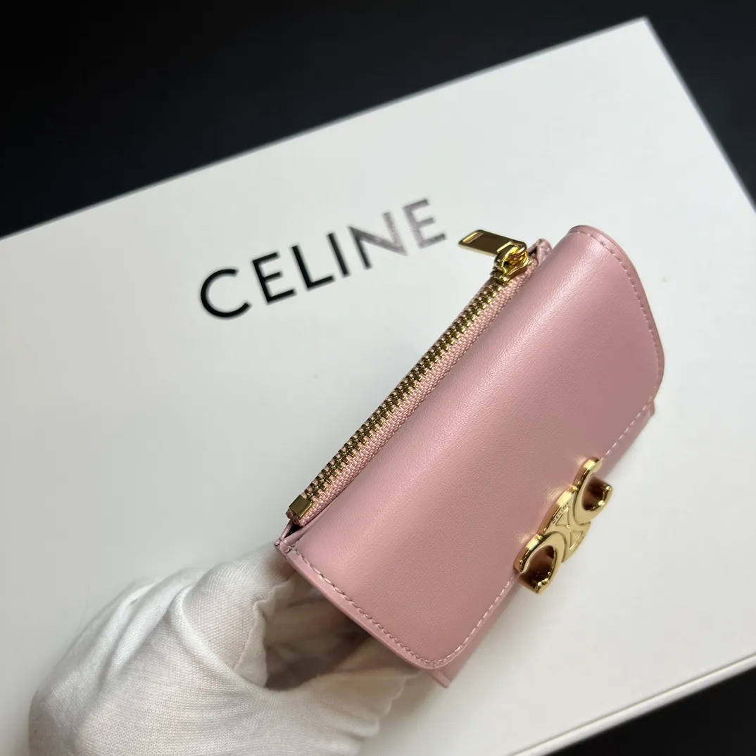 💰150 💎Top quality 🇫🇷 Pink💓 𝗖𝗘𝗟𝗜𝗡𝗘 Arc de Triomphe wallet 2-in-1, full calfskin, second-layer leather, non-transferable ‼ ️ Celine’s new glossy cow leather short coin purse ❤️ TRIOMPHE metallic snaps A small item that enhances taste, a classic and popular model. It is good-looking and easy to use. It is small and portable. All kinds of bank cards and ID documents are easy to throw around. You no longer have to worry about not being able to find it. It is a daily essential item. 5 card slots, 1 banknote slot, 1 detachable card pocket. It is really full of everything even though it is small~ The wallet can be used for a long time without losing any money. The high-end packaging also gives you face, so go ahead. Model: 10l653DS3 / 16332 /10I653 Size: 9.5×7.5×3cm