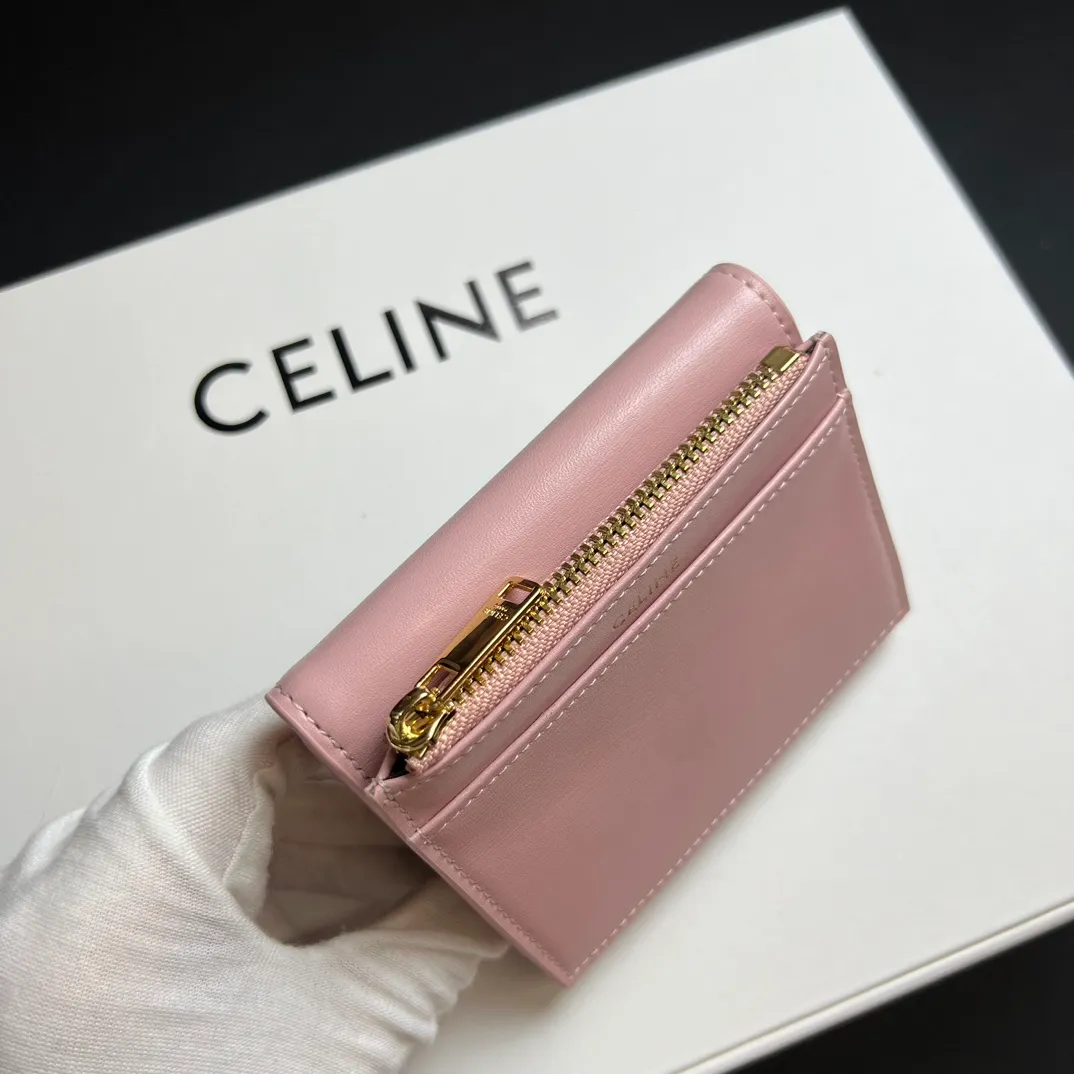 💰150 💎Top quality 🇫🇷 Pink💓 𝗖𝗘𝗟𝗜𝗡𝗘 Arc de Triomphe wallet 2-in-1, full calfskin, second-layer leather, non-transferable ‼ ️ Celine’s new glossy cow leather short coin purse ❤️ TRIOMPHE metallic snaps A small item that enhances taste, a classic and popular model. It is good-looking and easy to use. It is small and portable. All kinds of bank cards and ID documents are easy to throw around. You no longer have to worry about not being able to find it. It is a daily essential item. 5 card slots, 1 banknote slot, 1 detachable card pocket. It is really full of everything even though it is small~ The wallet can be used for a long time without losing any money. The high-end packaging also gives you face, so go ahead. Model: 10l653DS3 / 16332 /10I653 Size: 9.5×7.5×3cm