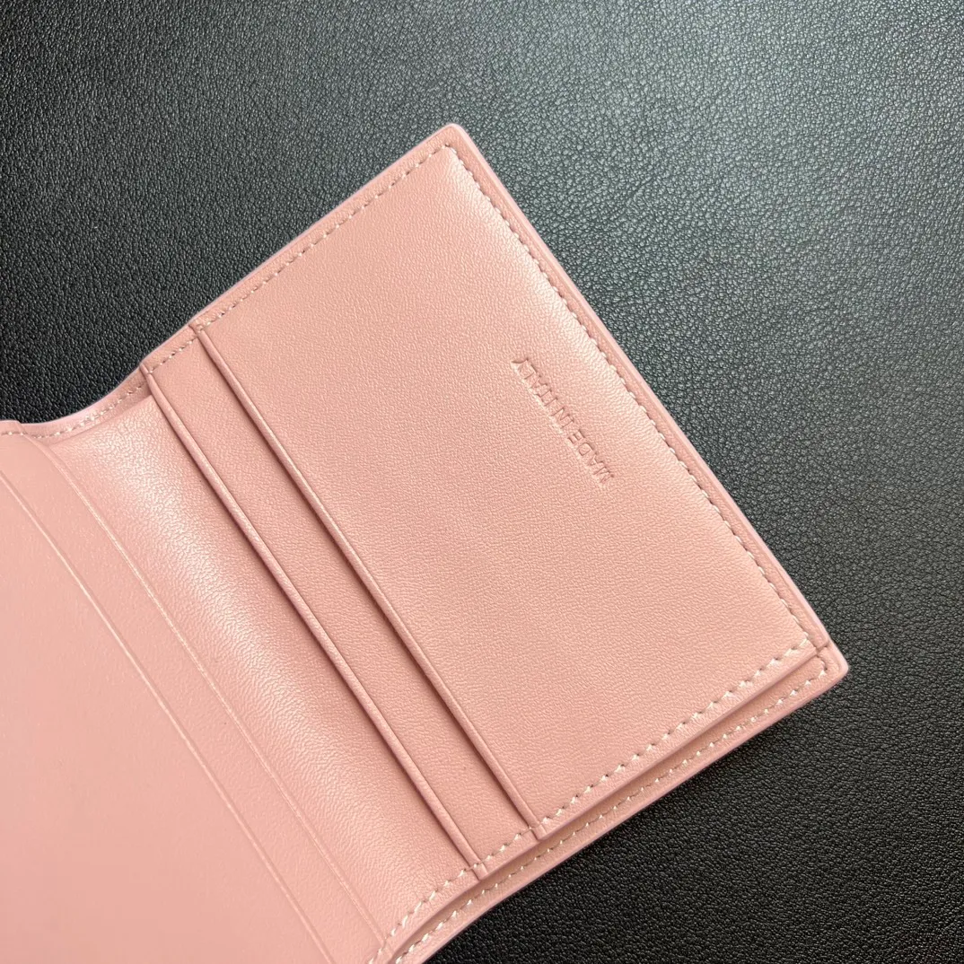 💰150 💎Top quality 🇫🇷 Pink💓 𝗖𝗘𝗟𝗜𝗡𝗘 Arc de Triomphe wallet 2-in-1, full calfskin, second-layer leather, non-transferable ‼ ️ Celine’s new glossy cow leather short coin purse ❤️ TRIOMPHE metallic snaps A small item that enhances taste, a classic and popular model. It is good-looking and easy to use. It is small and portable. All kinds of bank cards and ID documents are easy to throw around. You no longer have to worry about not being able to find it. It is a daily essential item. 5 card slots, 1 banknote slot, 1 detachable card pocket. It is really full of everything even though it is small~ The wallet can be used for a long time without losing any money. The high-end packaging also gives you face, so go ahead. Model: 10l653DS3 / 16332 /10I653 Size: 9.5×7.5×3cm