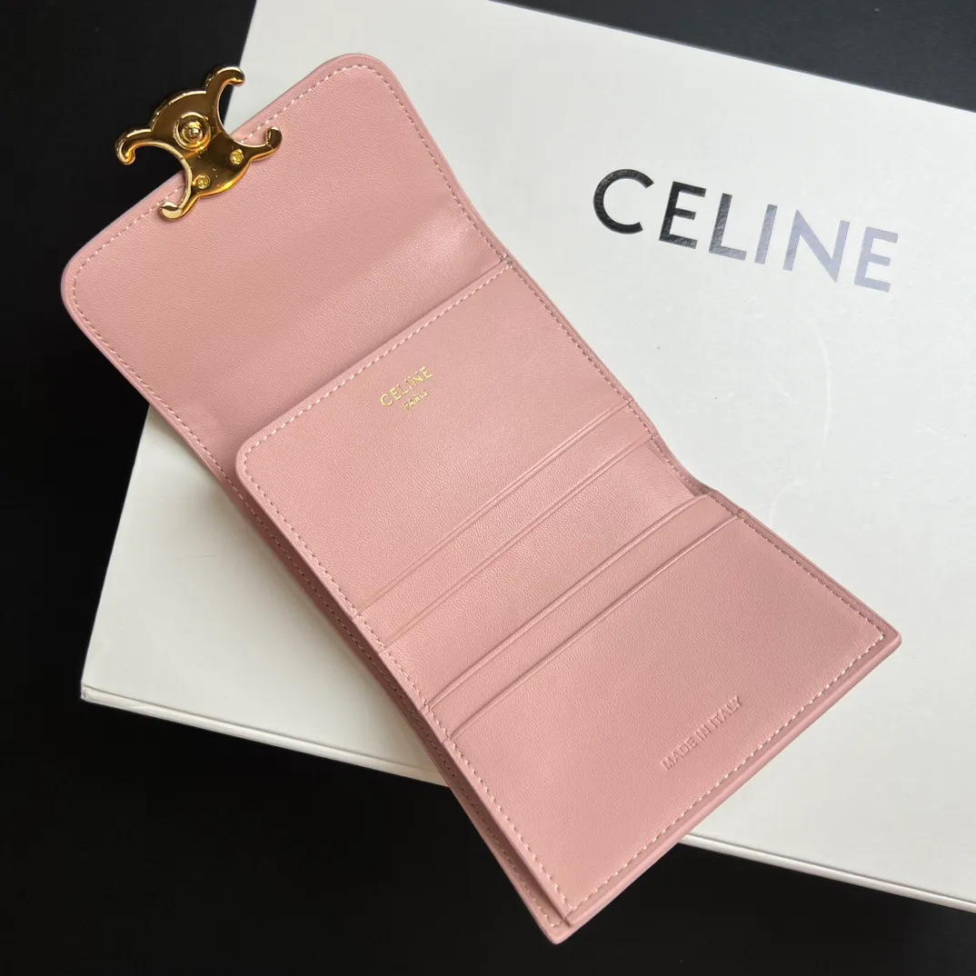 💰150 💎Top quality 🇫🇷 Pink💓 𝗖𝗘𝗟𝗜𝗡𝗘 Arc de Triomphe wallet 2-in-1, full calfskin, second-layer leather, non-transferable ‼ ️ Celine’s new glossy cow leather short coin purse ❤️ TRIOMPHE metallic snaps A small item that enhances taste, a classic and popular model. It is good-looking and easy to use. It is small and portable. All kinds of bank cards and ID documents are easy to throw around. You no longer have to worry about not being able to find it. It is a daily essential item. 5 card slots, 1 banknote slot, 1 detachable card pocket. It is really full of everything even though it is small~ The wallet can be used for a long time without losing any money. The high-end packaging also gives you face, so go ahead. Model: 10l653DS3 / 16332 /10I653 Size: 9.5×7.5×3cm