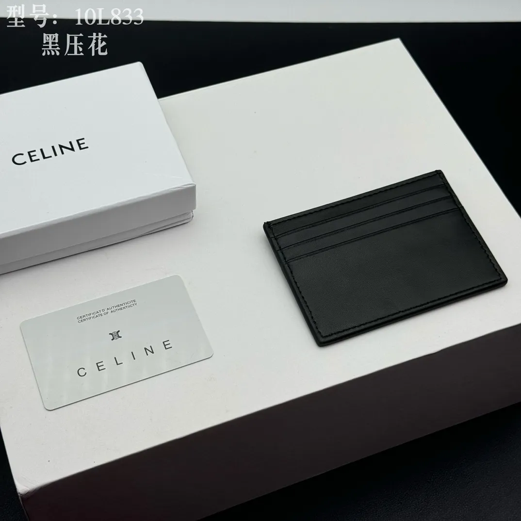 💰90 💎Top quality high version calf leather 💌 𝗖𝗘𝗟𝗜𝗡𝗘 | 𝗧𝗥𝗜𝗢𝗠𝗣𝗛𝗘 Arc de Triomphe small card holder 〰️ Celine's new embossed logo card holder, made of first-layer cowhide, two card slots + one middle pocket. Style number: 10L833 Size: 10.5×7cm