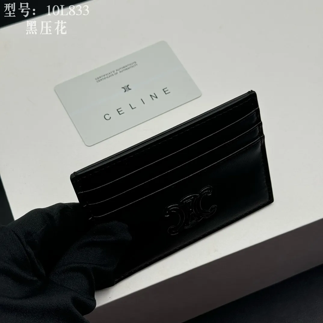 💰90 💎Top quality high version calf leather 💌 𝗖𝗘𝗟𝗜𝗡𝗘 | 𝗧𝗥𝗜𝗢𝗠𝗣𝗛𝗘 Arc de Triomphe small card holder 〰️ Celine's new embossed logo card holder, made of first-layer cowhide, two card slots + one middle pocket. Style number: 10L833 Size: 10.5×7cm