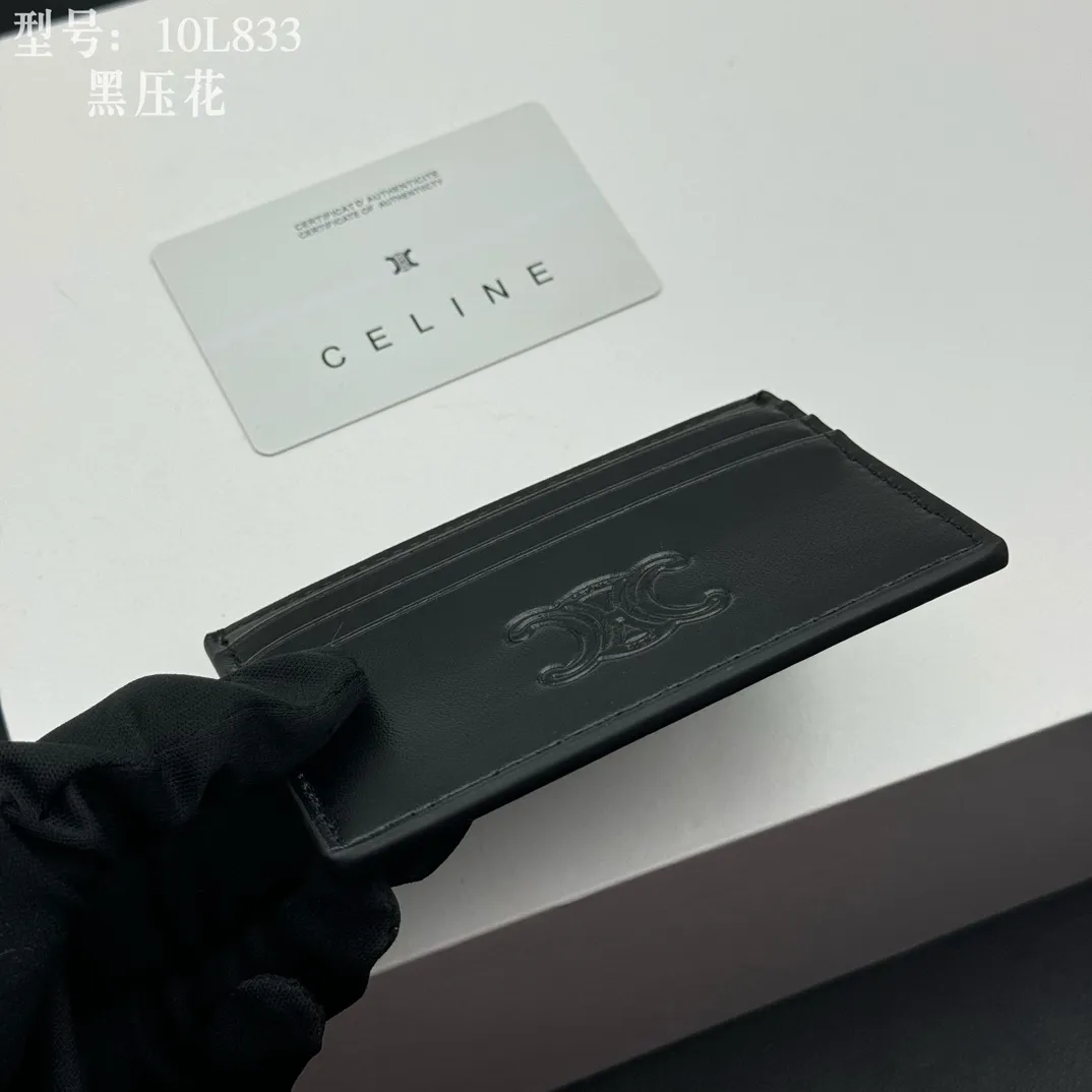 💰90 💎Top quality high version calf leather 💌 𝗖𝗘𝗟𝗜𝗡𝗘 | 𝗧𝗥𝗜𝗢𝗠𝗣𝗛𝗘 Arc de Triomphe small card holder 〰️ Celine's new embossed logo card holder, made of first-layer cowhide, two card slots + one middle pocket. Style number: 10L833 Size: 10.5×7cm