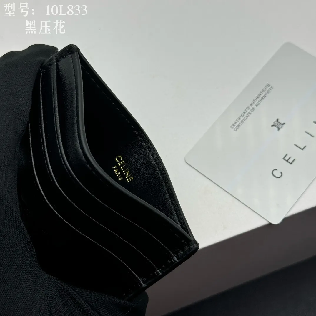 💰90 💎Top quality high version calf leather 💌 𝗖𝗘𝗟𝗜𝗡𝗘 | 𝗧𝗥𝗜𝗢𝗠𝗣𝗛𝗘 Arc de Triomphe small card holder 〰️ Celine's new embossed logo card holder, made of first-layer cowhide, two card slots + one middle pocket. Style number: 10L833 Size: 10.5×7cm