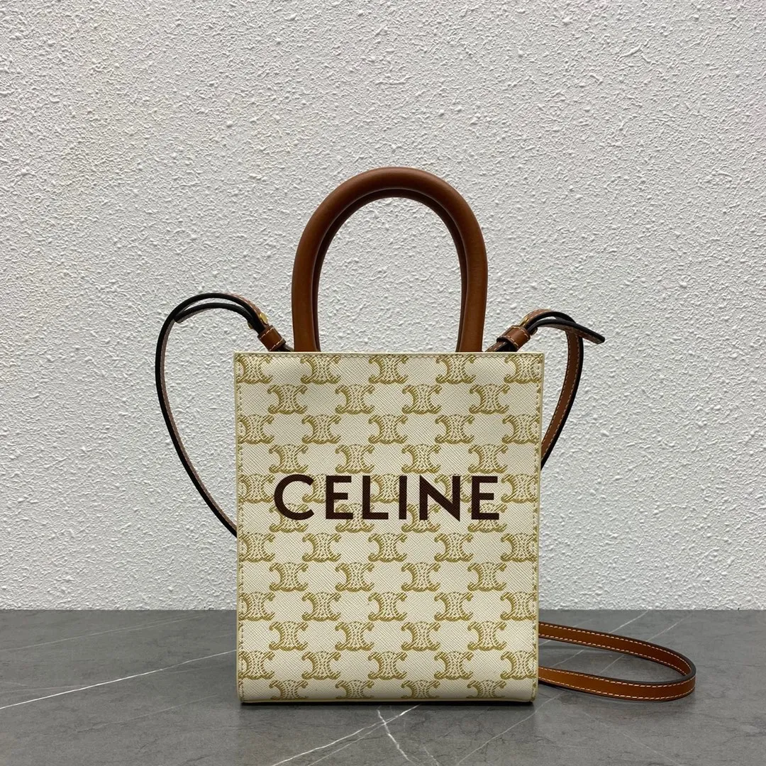 Triomphe Mini Tote 💯 Matched with the elf 〰️ It’s not too cute. It’s an irresistible charm for all the beauties 🤳🏻 Beige Yellow Crane Brown Size: 17-20-6
