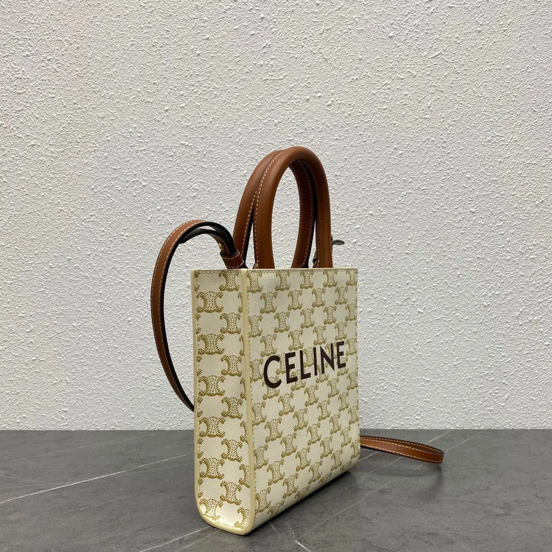 Triomphe Mini Tote 💯 Matched with the elf 〰️ It’s not too cute. It’s an irresistible charm for all the beauties 🤳🏻 Beige Yellow Crane Brown Size: 17-20-6