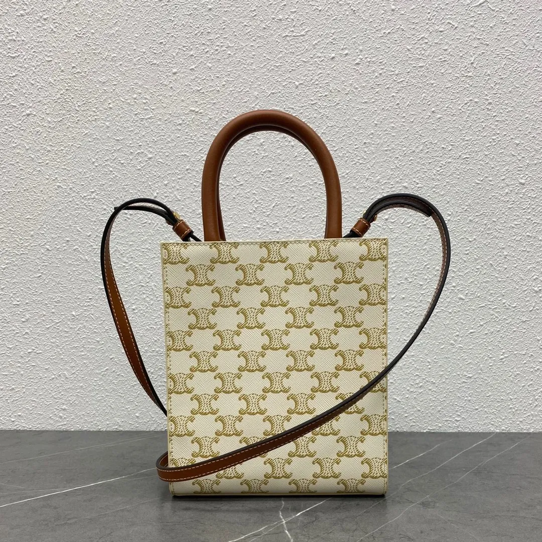 Triomphe Mini Tote 💯 Matched with the elf 〰️ It’s not too cute. It’s an irresistible charm for all the beauties 🤳🏻 Beige Yellow Crane Brown Size: 17-20-6
