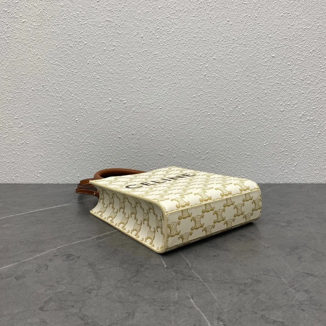 Triomphe Mini Tote 💯 Matched with the elf 〰️ It’s not too cute. It’s an irresistible charm for all the beauties 🤳🏻 Beige Yellow Crane Brown Size: 17-20-6