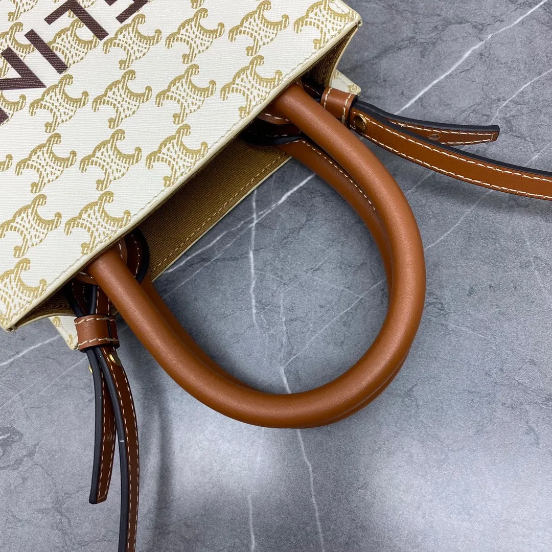 Triomphe Mini Tote 💯 Matched with the elf 〰️ It’s not too cute. It’s an irresistible charm for all the beauties 🤳🏻 Beige Yellow Crane Brown Size: 17-20-6
