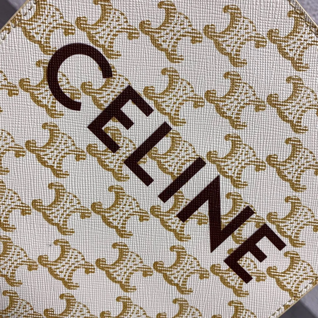 Triomphe Mini Tote 💯 Matched with the elf 〰️ It’s not too cute. It’s an irresistible charm for all the beauties 🤳🏻 Beige Yellow Crane Brown Size: 17-20-6