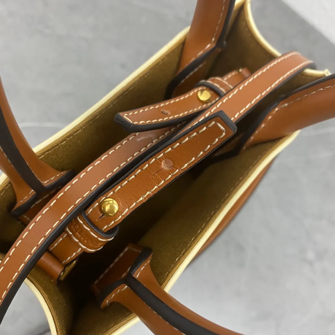 Triomphe Mini Tote 💯 Matched with the elf 〰️ It’s not too cute. It’s an irresistible charm for all the beauties 🤳🏻 Beige Yellow Crane Brown Size: 17-20-6