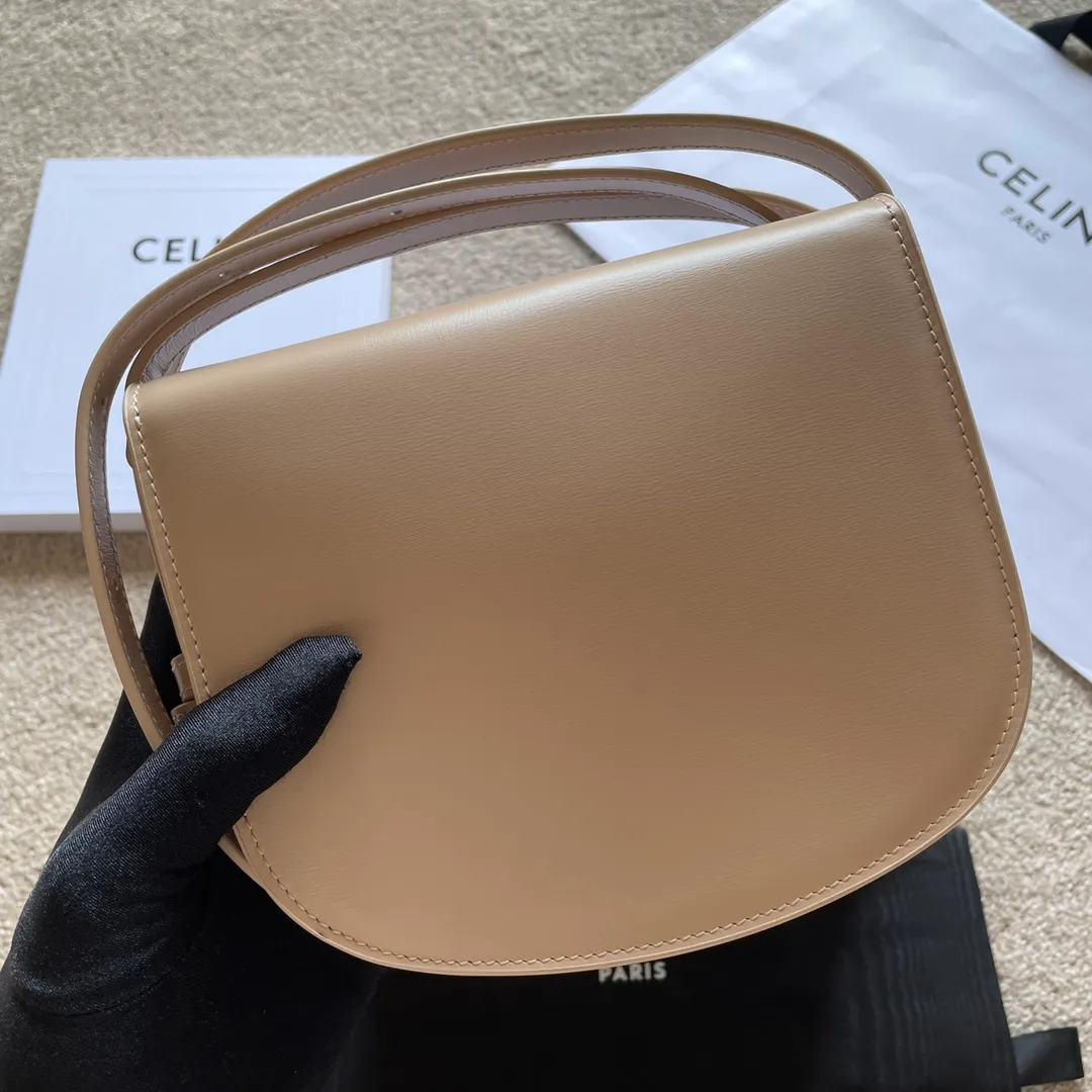 The new TEEN BESACE TRIOMPHE metal lock depicts the iconic style. Glossy cow leather handbag. The bag is made of cow leather. Sheep leather lining. Suitable for crossbody and shoulder carry. Metal TRIOMPHE logo closure. 3 inner compartments. Internal zipper pocket and flat pocket. Model: 110413. Size: 18.5*16*6🌺🌺🌺