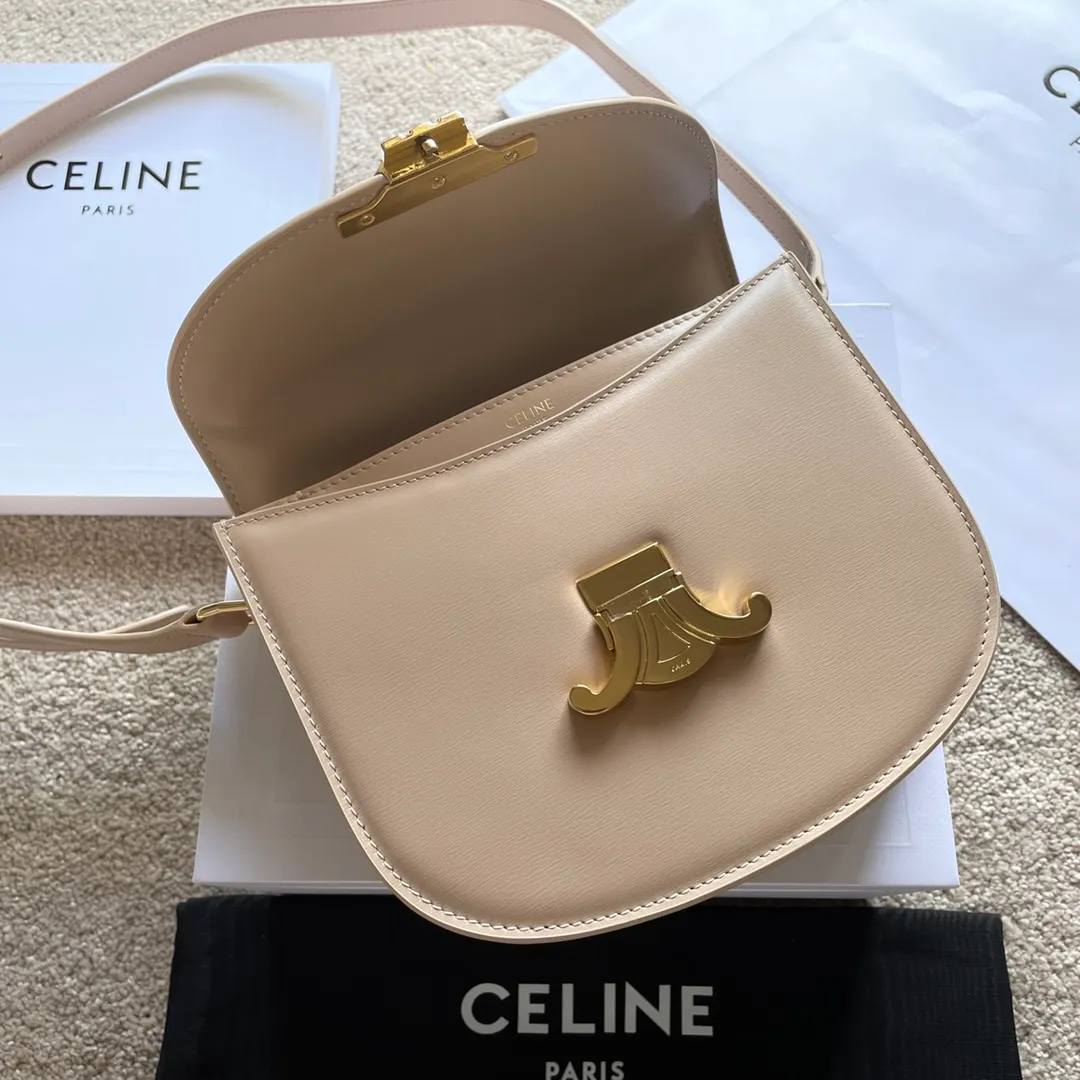 The new TEEN BESACE TRIOMPHE metal lock depicts the iconic style. Glossy cow leather handbag. The bag is made of cow leather. Sheep leather lining. Suitable for crossbody and shoulder carry. Metal TRIOMPHE logo closure. 3 inner compartments. Internal zipper pocket and flat pocket. Model: 110413. Size: 18.5*16*6🌺🌺🌺