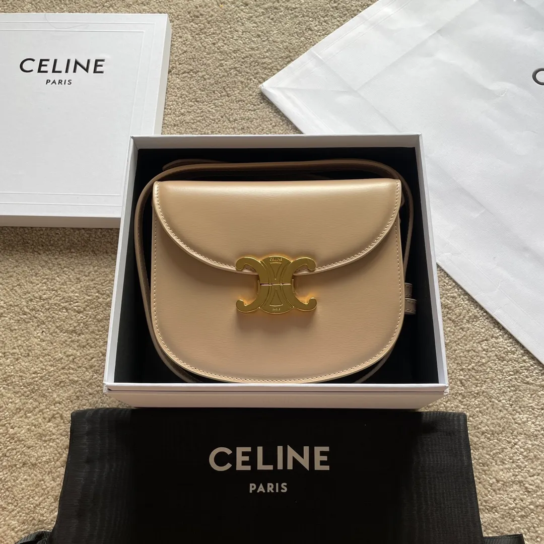 The new TEEN BESACE TRIOMPHE metal lock depicts the iconic style. Glossy cow leather handbag. The bag is made of cow leather. Sheep leather lining. Suitable for crossbody and shoulder carry. Metal TRIOMPHE logo closure. 3 inner compartments. Internal zipper pocket and flat pocket. Model: 110413. Size: 18.5*16*6🌺🌺🌺