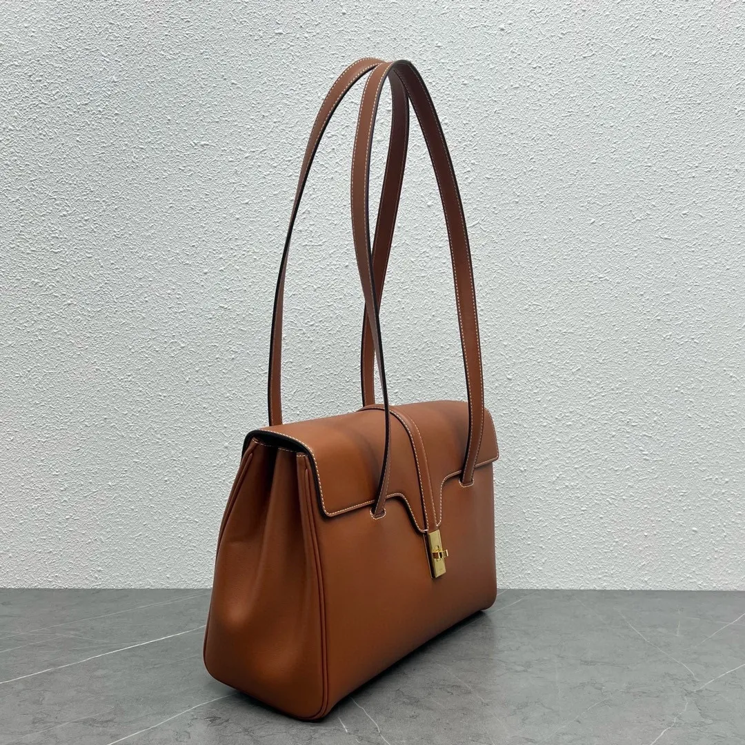 The Soft16 small size attracts a lot of attention. Little fairies who thought the large size was too big before can definitely buy this size. The small size is more everyday, seemingly simple but very eye-catching, low-key and fashionable ~ light weight, soft and comfortable leather, stylish and three-dimensional, a must-have for autumn and winter! Size: 32.5×23×14 Style number: 195543 plain tawny brown
