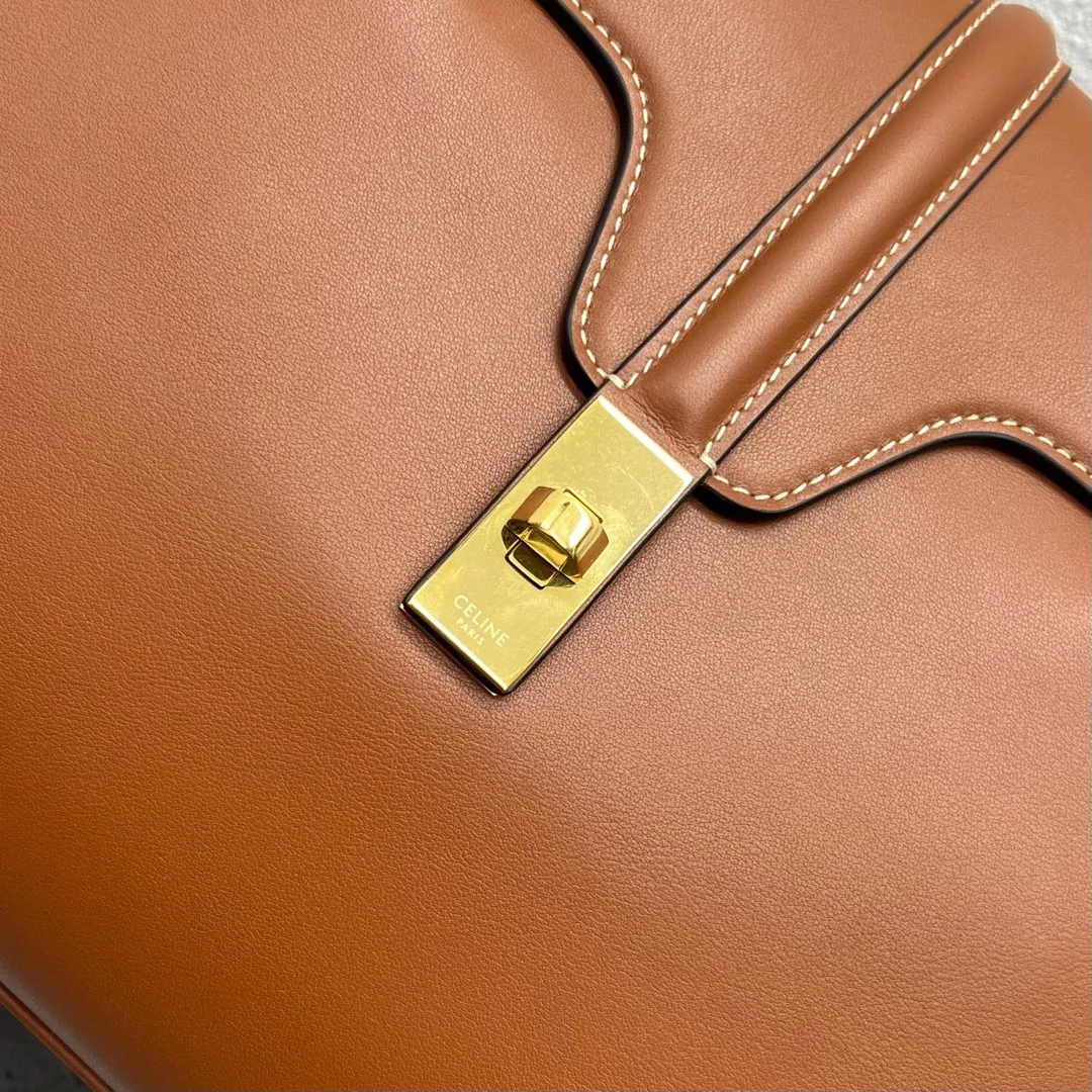 The Soft16 small size attracts a lot of attention. Little fairies who thought the large size was too big before can definitely buy this size. The small size is more everyday, seemingly simple but very eye-catching, low-key and fashionable ~ light weight, soft and comfortable leather, stylish and three-dimensional, a must-have for autumn and winter! Size: 32.5×23×14 Style number: 195543 plain tawny brown