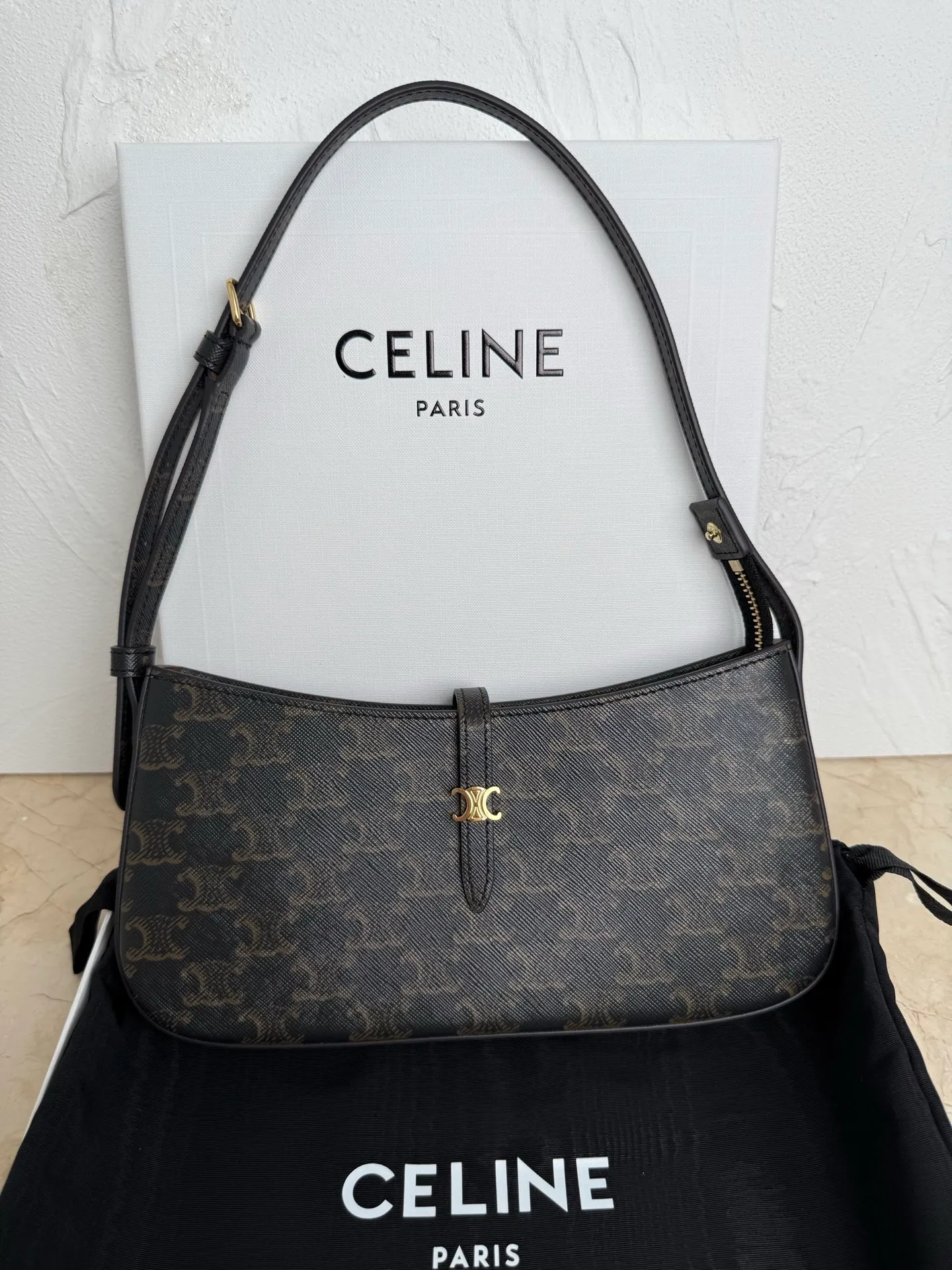 560. CELINE< TINA Shoulder Bag Presbyopia 9.8 X 4.5 X 1 inches (25 X 11.5