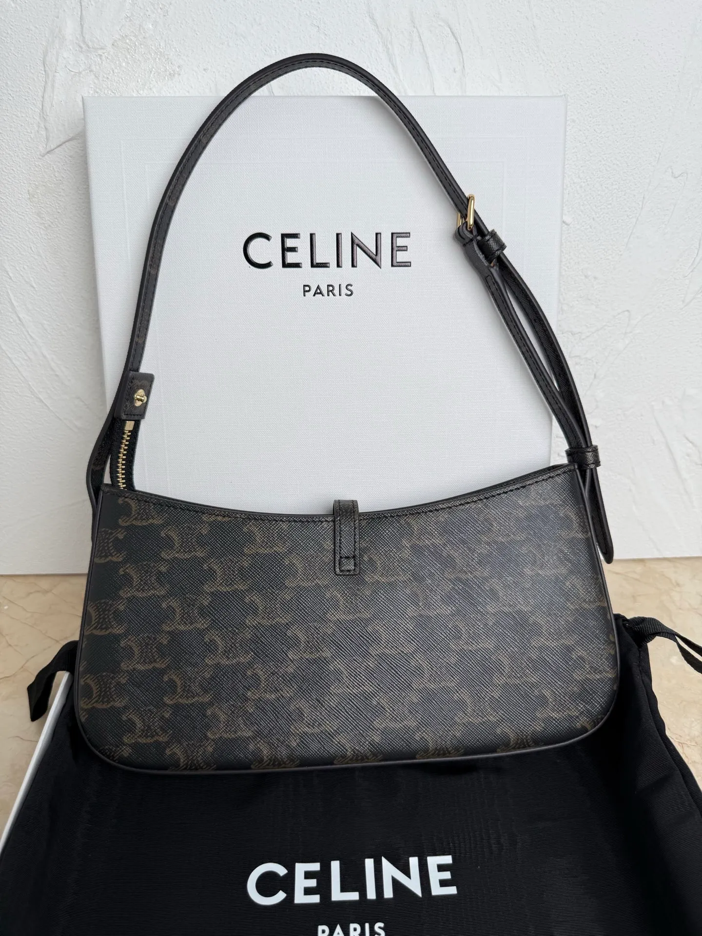 560. CELINE< TINA Shoulder Bag Presbyopia 9.8 X 4.5 X 1 inches (25 X 11.5