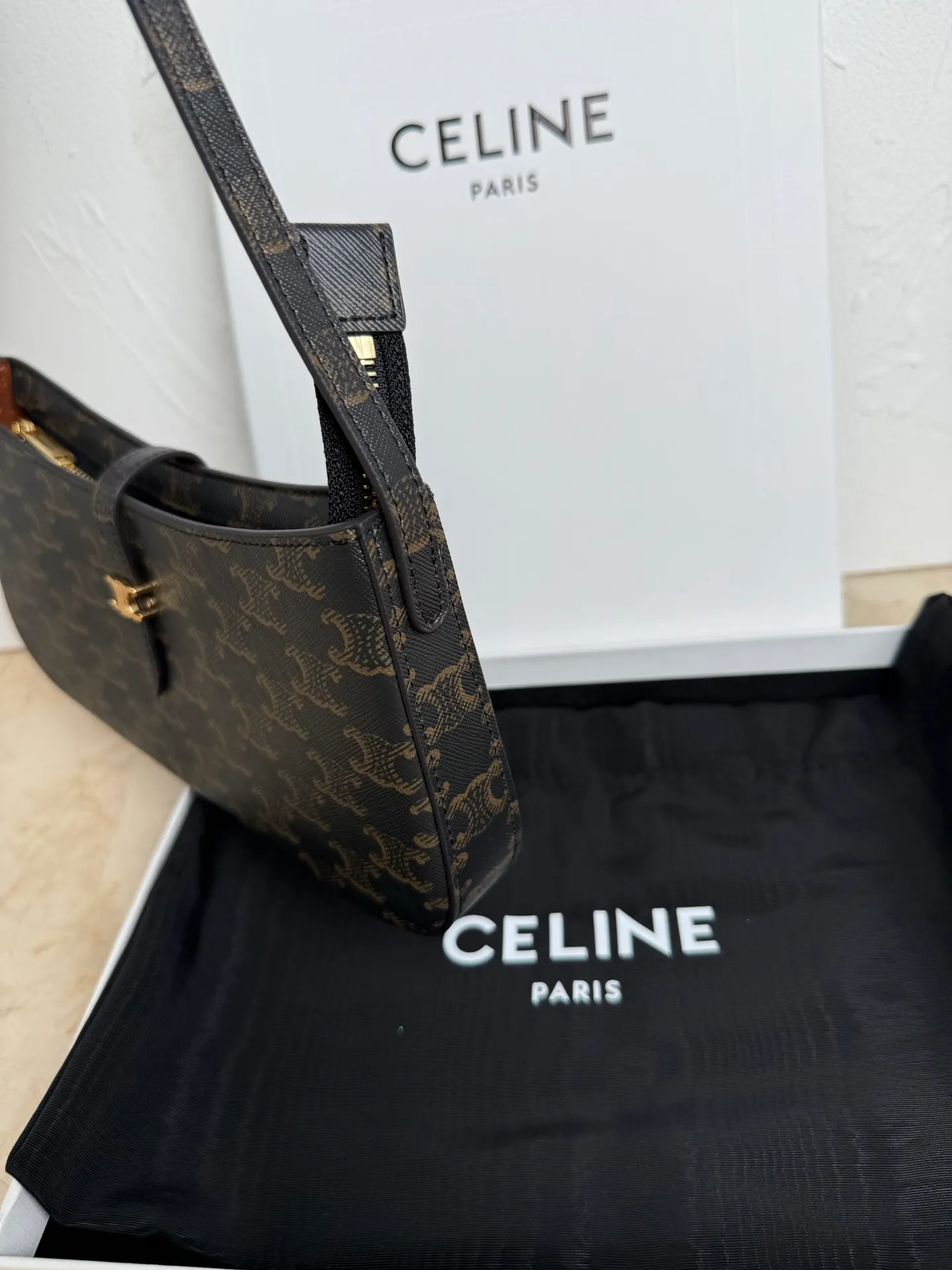 560. CELINE< TINA Shoulder Bag Presbyopia 9.8 X 4.5 X 1 inches (25 X 11.5