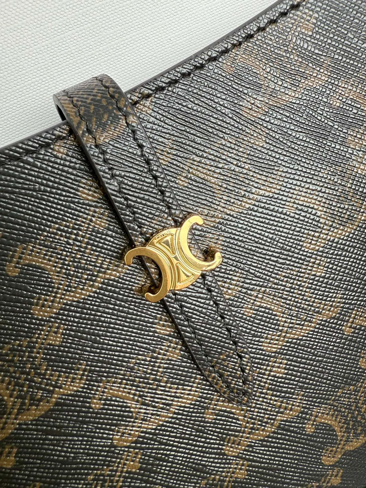 560. CELINE< TINA Shoulder Bag Presbyopia 9.8 X 4.5 X 1 inches (25 X 11.5